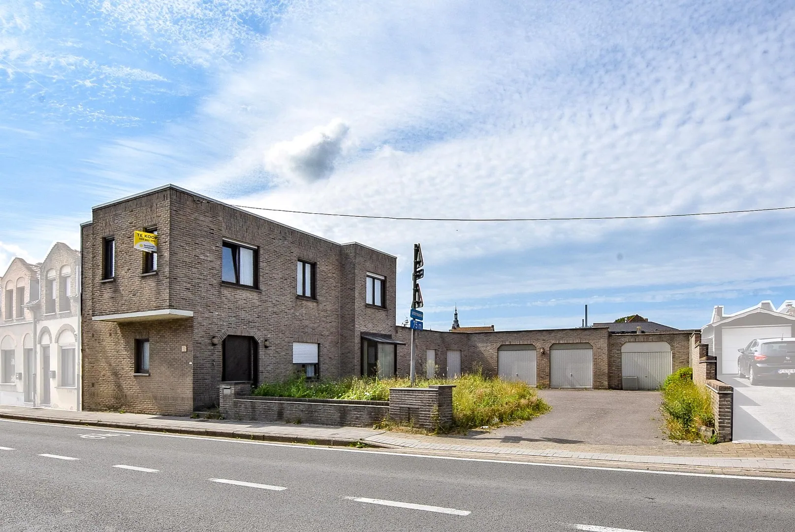 Halfopen bebouwing met 3 garages op 521 m² te Diksmuide.