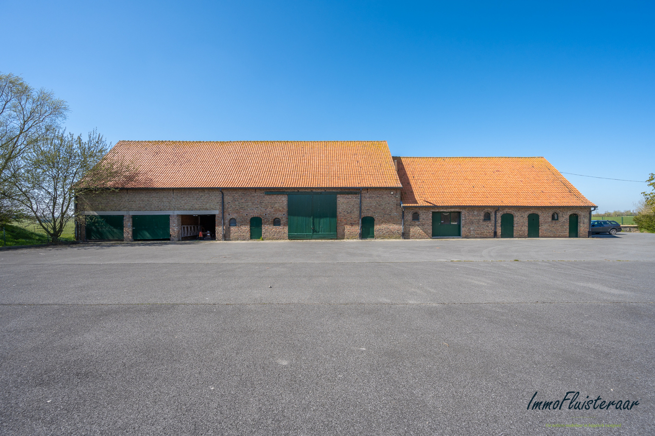 Karakteristieke hoeve met ruime bijgebouwen met tal van mogelijkheden gelegen te Lo-Reninge op 3,5ha. 