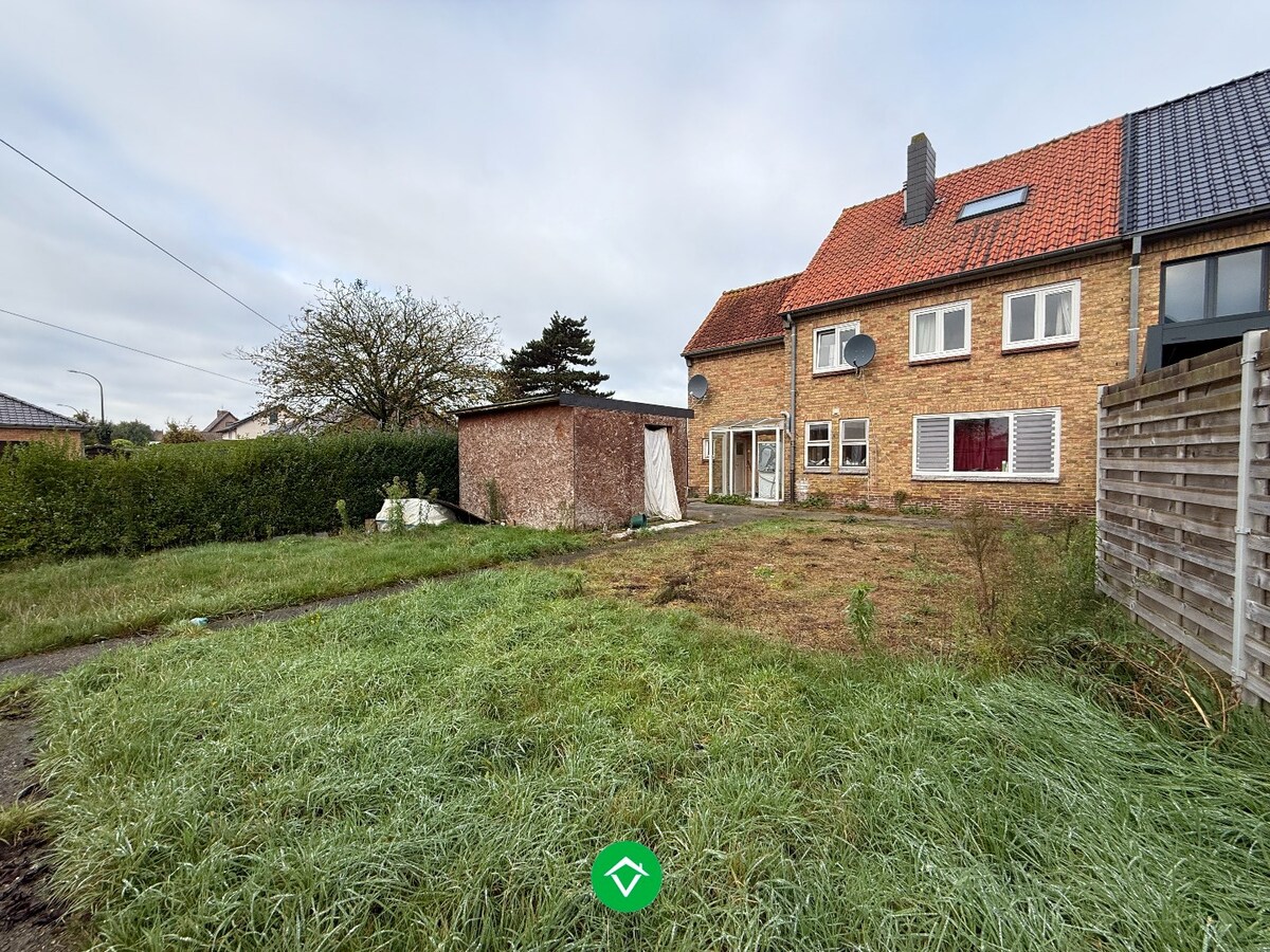 Op te frissen woning met 7 slaapkamers en tuin te Gistel 