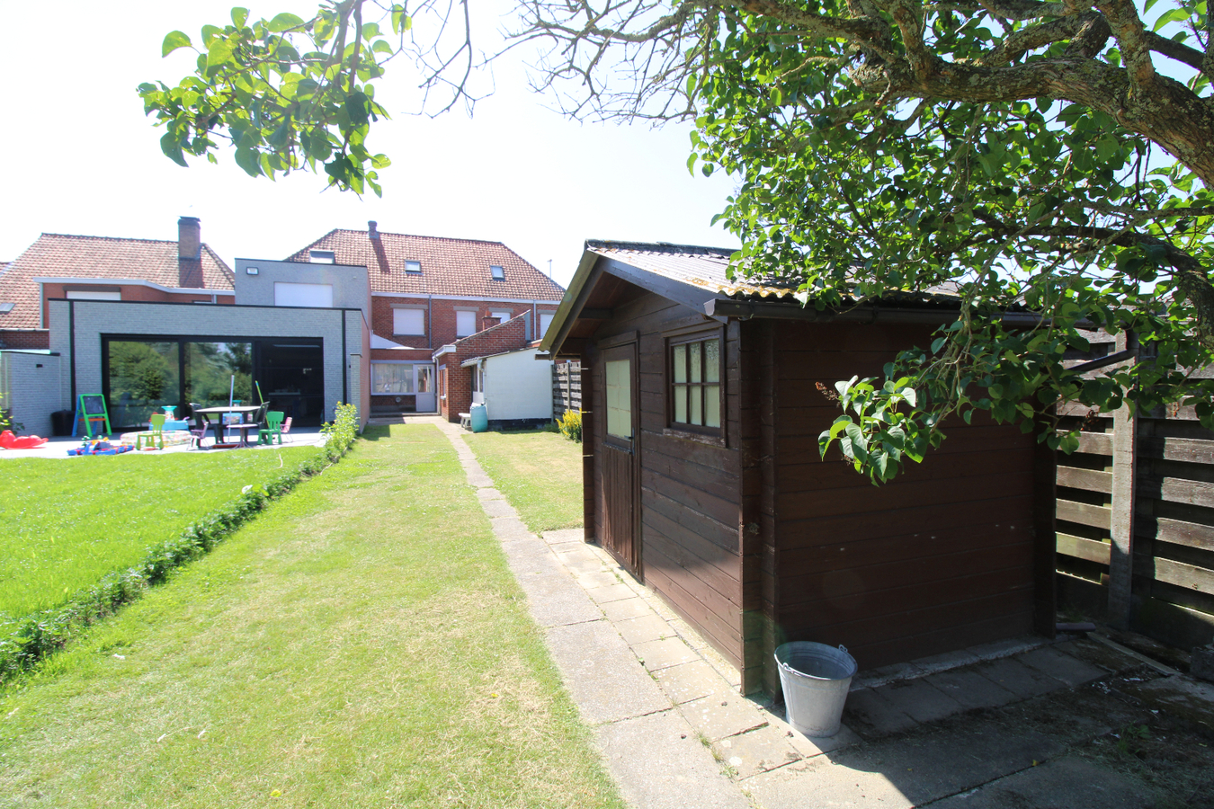 Rijwoning met 3 slaapkamers en tuin met uitweg te Roeselare 