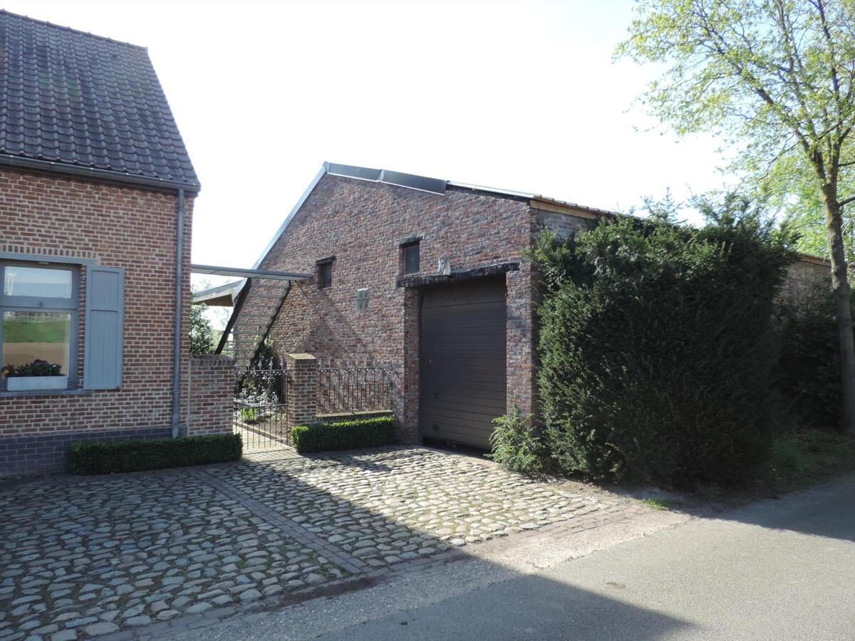 Karaktervolle hoeve met aanpalende paardenstallen op ca. 1,36ha te Ham 