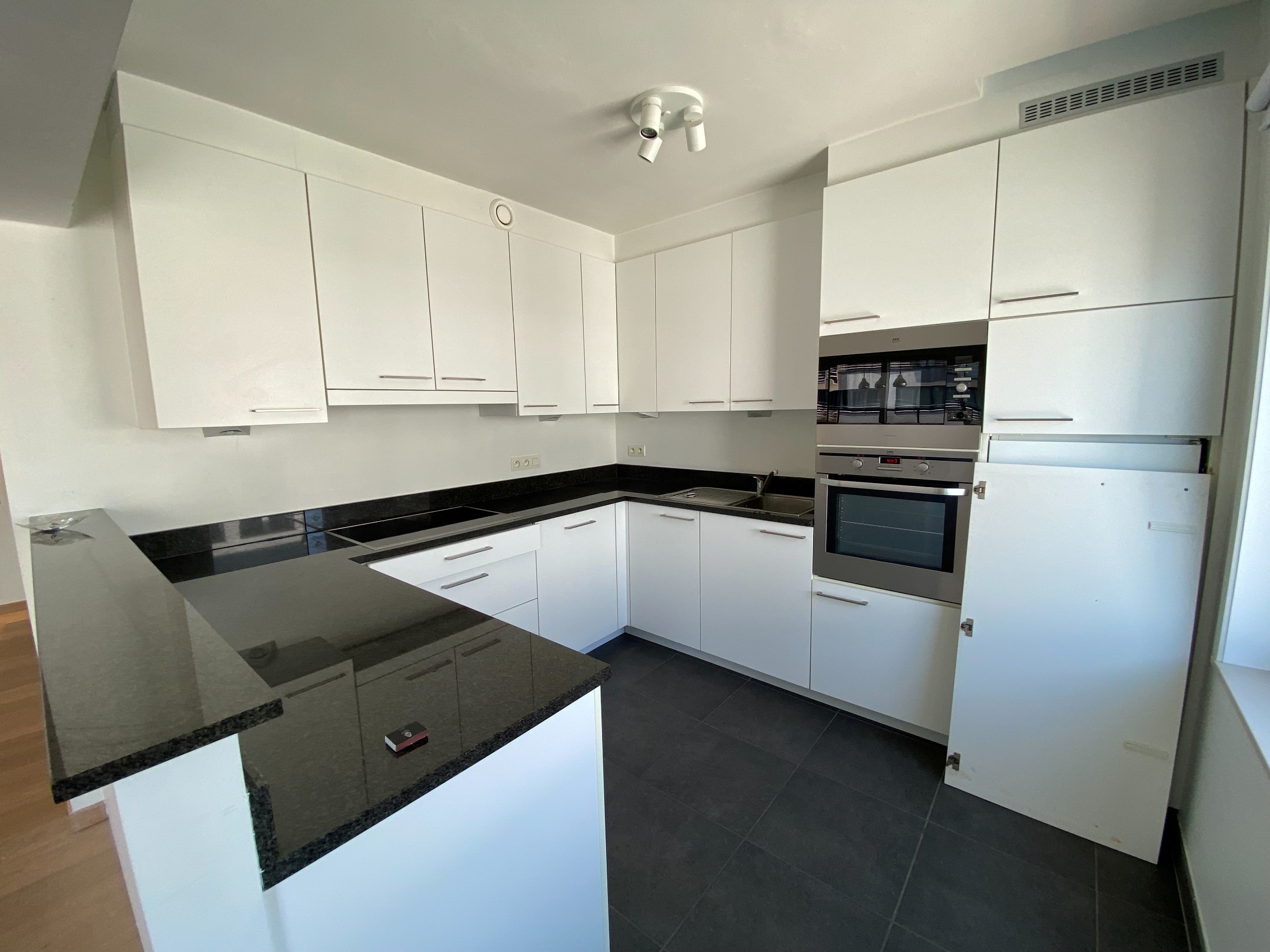 NON MEUBL&#201; - Appartement en duplex au centre de Knokke-Heist avec 2 chambres &#224; coucher 