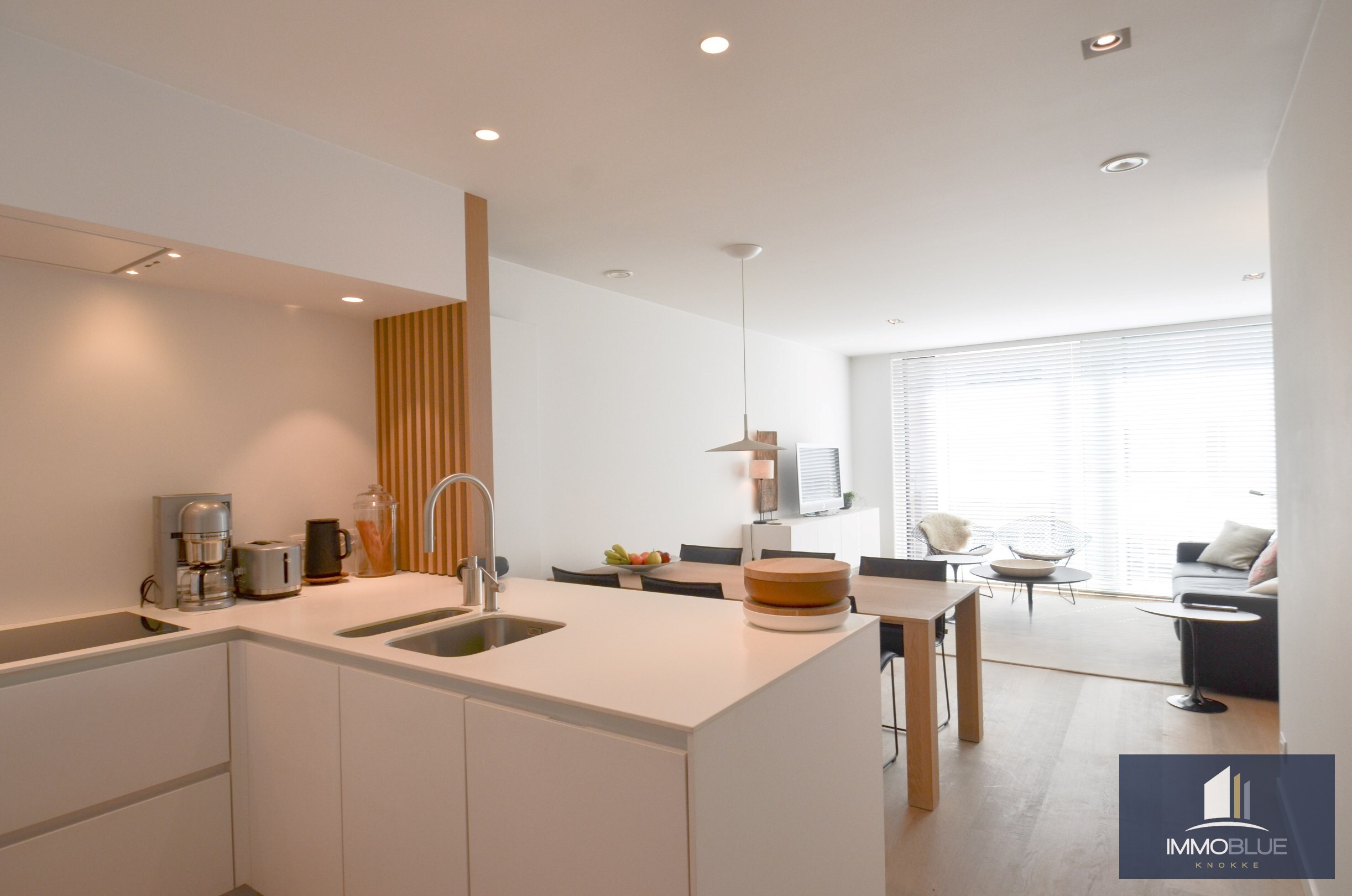 Appartement r&#233;cent avec terrasse ensoleill&#233;e situ&#233; en plein centre commercial et &#224; proximit&#233; imm&#233;diate de la plage. 