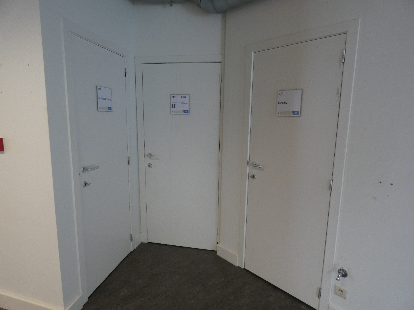 Handelspand/kantoorruimte (200 m&#178;) met bijgebouw en parking (3), Torhout 