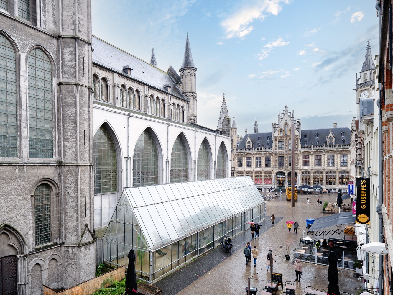 2 slaapkamer appartement met zicht op Korenmarkt en de Sint-Niklaaskerk 