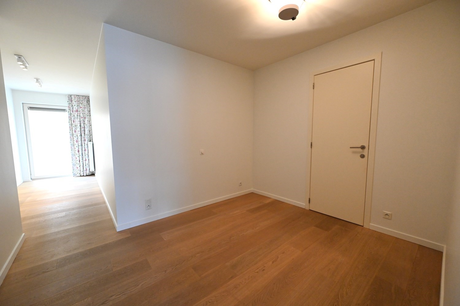 ONGEMEUBELD - Woonappartement in een rustige residentie, op de Lippenslaan (10m fa&#231;ade!). 