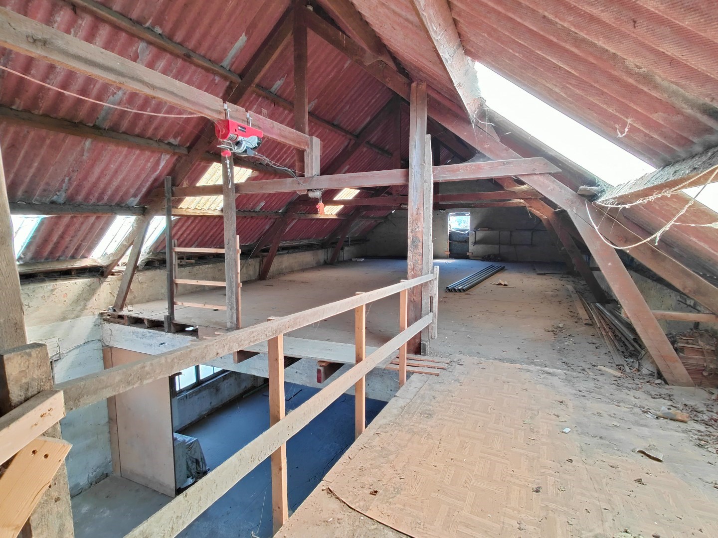 Ruime villa met loods op 1.689 m&#178; – zuidgerichte tuin en tal van mogelijkheden 