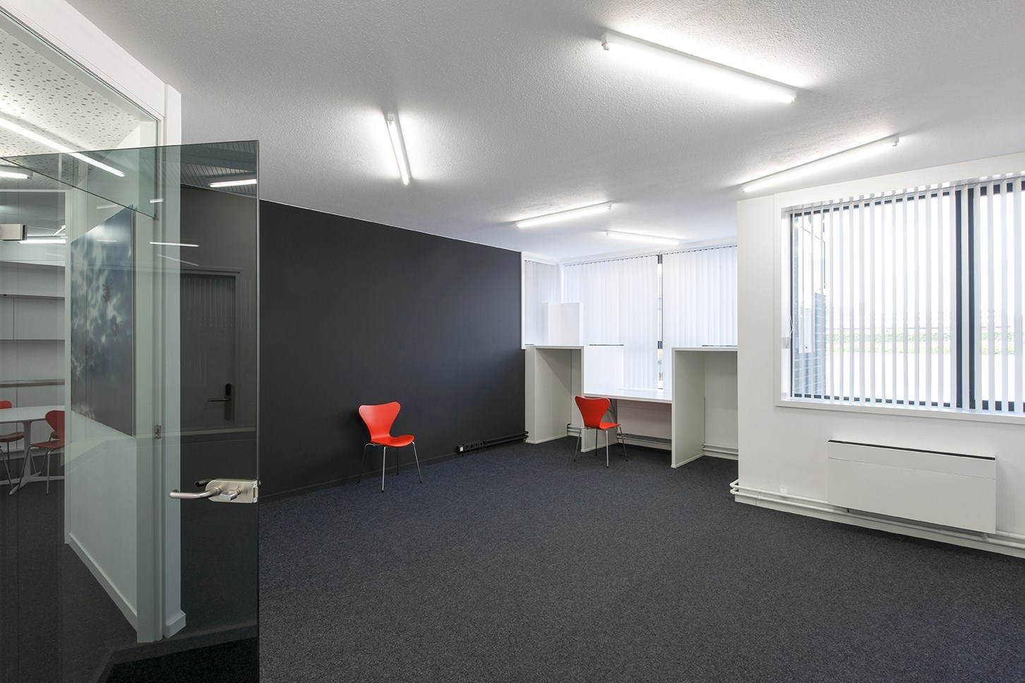 Instapklare kantoorruimte  (32 m&#178;) met parking en alle faciliteiten inclusief, Torhout. 