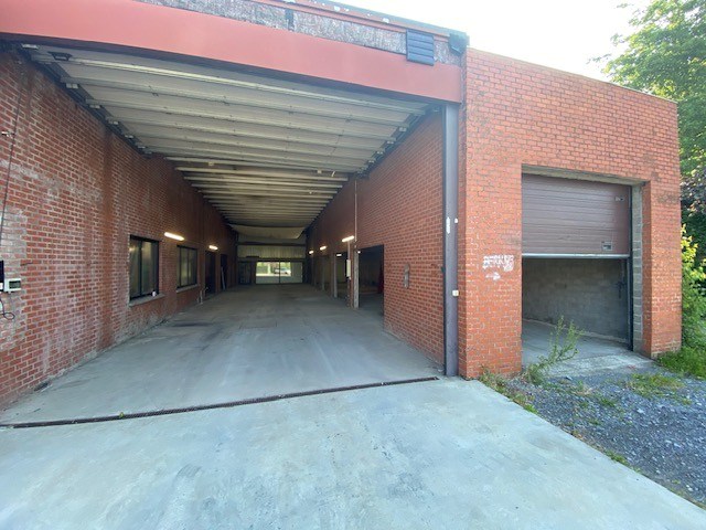 Strategisch gelegen loods nabij invalswegen en centrum Waregem! 