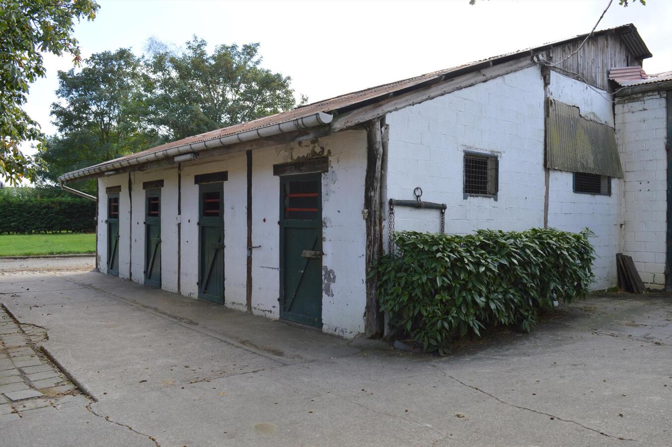 Manege met binnenpiste en 38 boxen op ca. 1,33ha te Destelbergen 