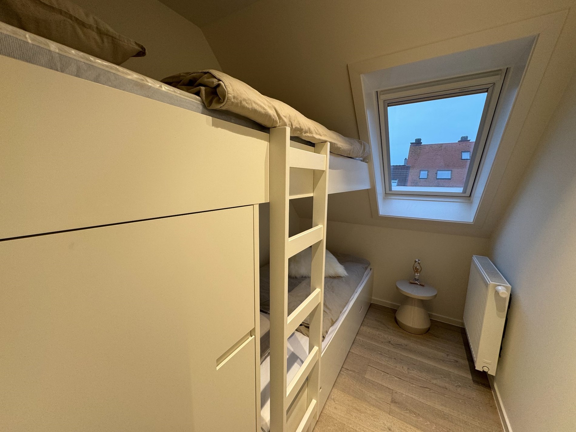 Magnifique penthouse en duplex r&#233;nov&#233; avec de magnifiques terrasses &#224; proximit&#233; de l&#39;avenue Lippens et de la plage de Knokke. 