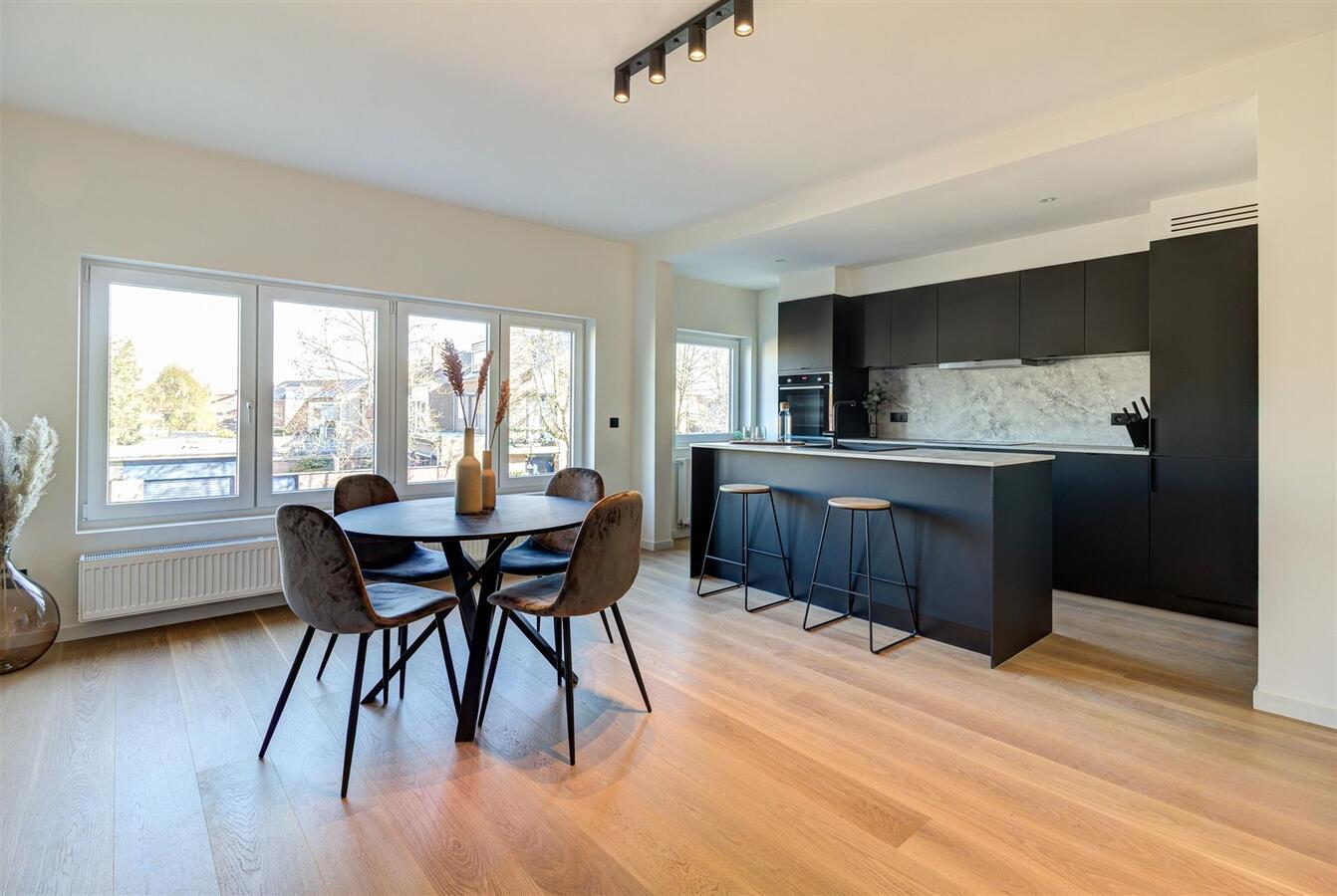 Volledig gerenoveerd appartement met zonnige tuin! 