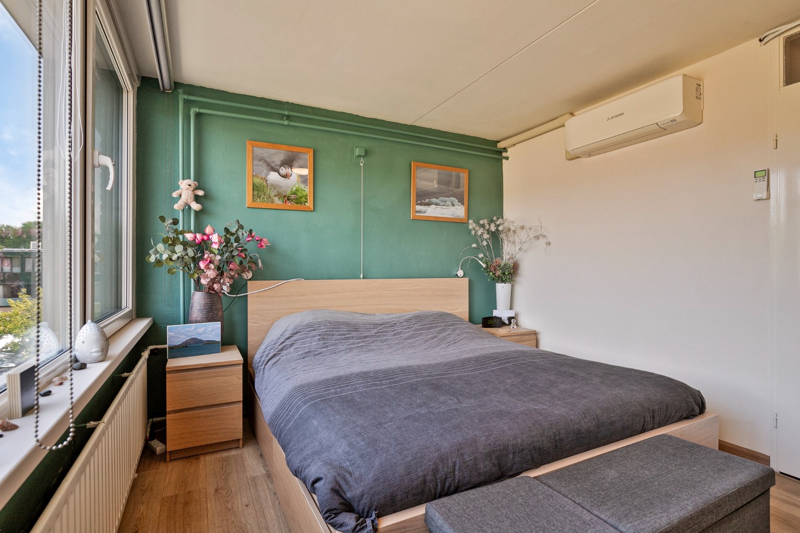 Keurige 6-kamer drive-in woning met moderne keuken, nette badkamer, 5 slaapkamers, zonnige tuin en eigen parkeerplaats! 