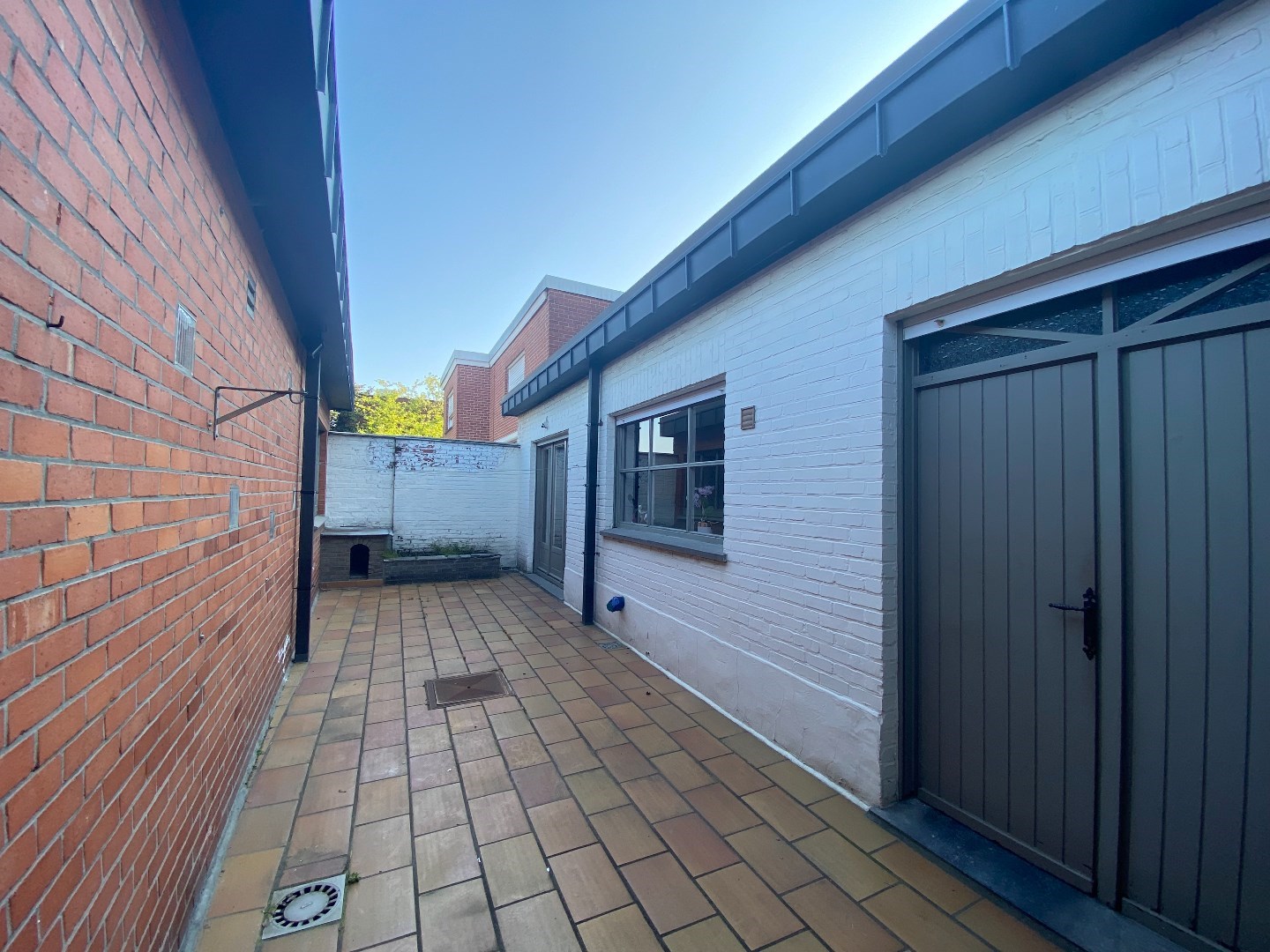 Multifunctionele te renoveren hoekwoning met magazijn en garage op 509 m&#178;! 
