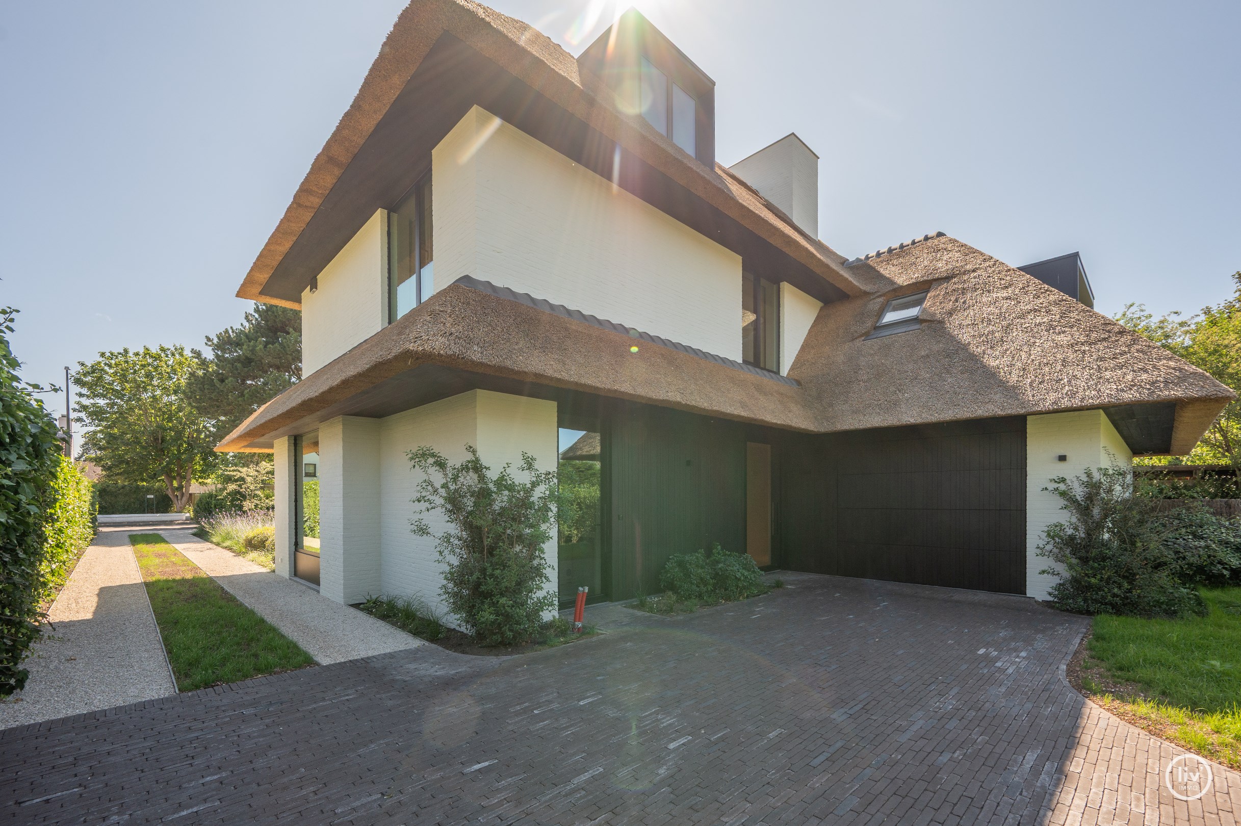 Journ&#233;e portes ouvertes samedi 4/07 de 14h &#224; 16h. Villa neuve exclusive avec piscine et jardin orient&#233; sud sur un grand terrain de 1.071m2. 
