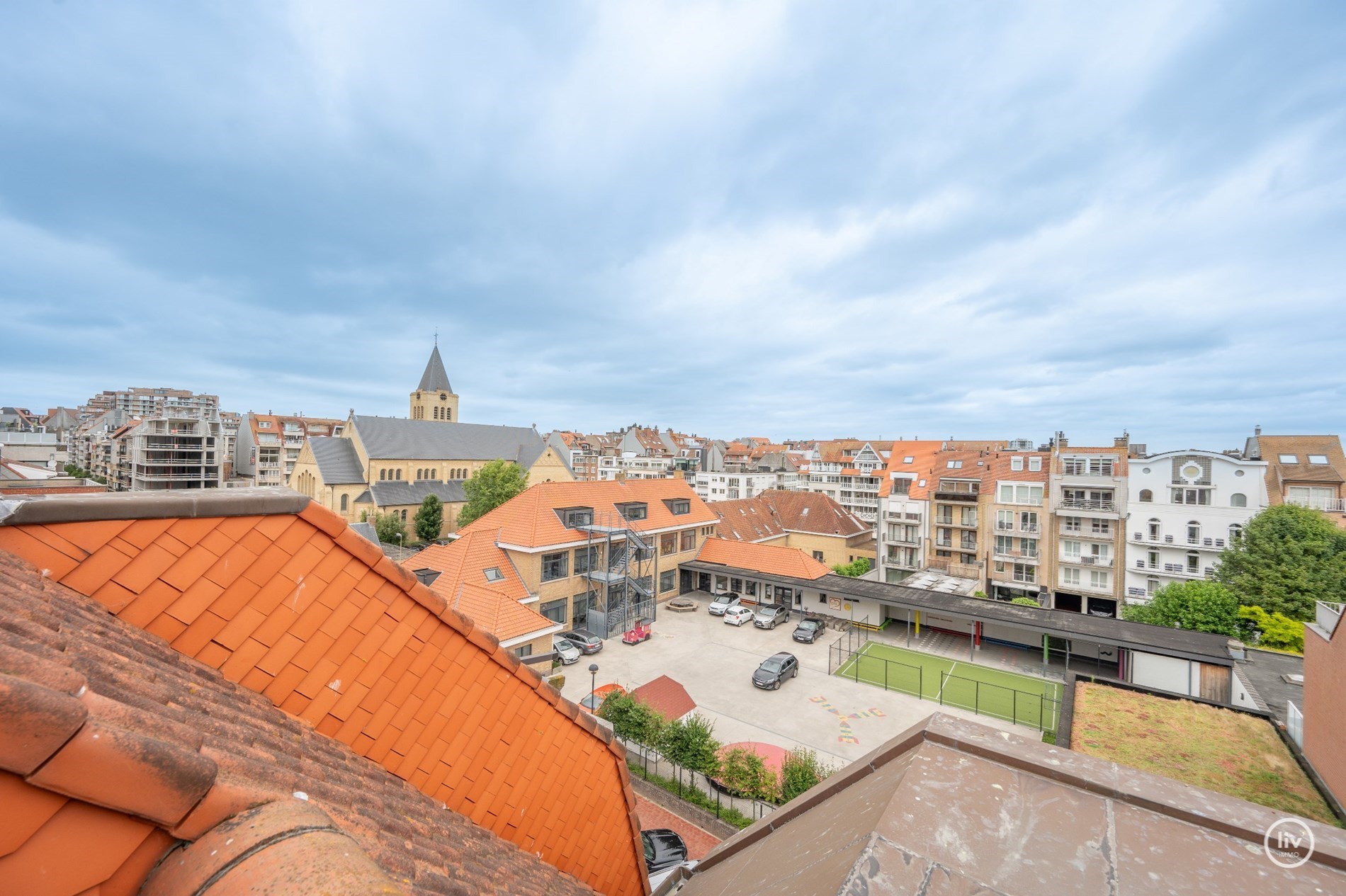 Journ&#233;e portes ouvertes le 26/10 de 14h &#224; 16h : Duplex lumineux orient&#233; sud avec 3 chambres et une vue d&#233;gag&#233;e &#224; quelques m&#232;tres de la plage et des rues commer&#231;antes. 