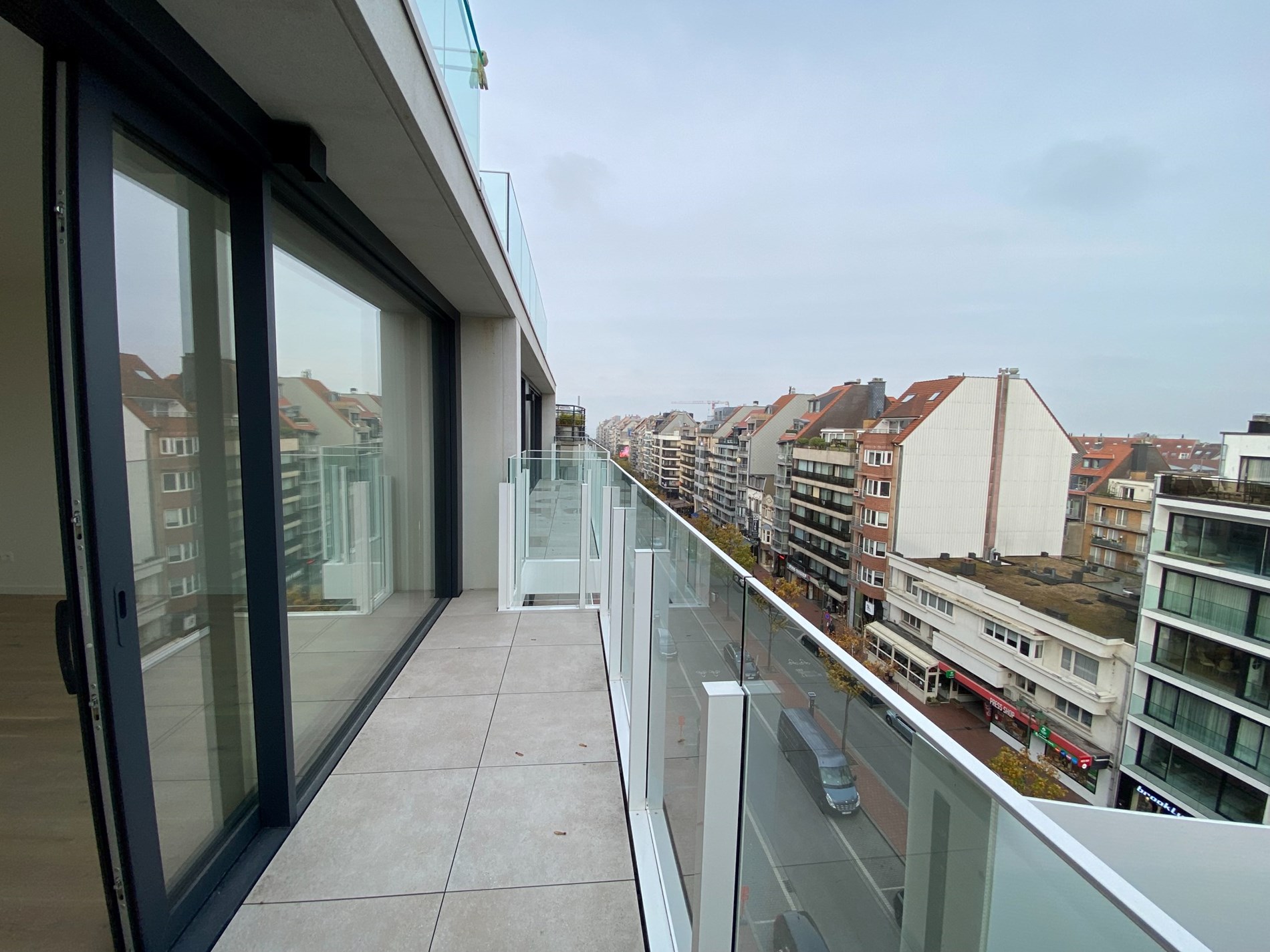 ONGEMEUBELD - Nieuwbouw appartement met 2 slaapkamers gelegen op de Lippenslaan te Knokke met een OPEN ZICHT over de GOLF! 