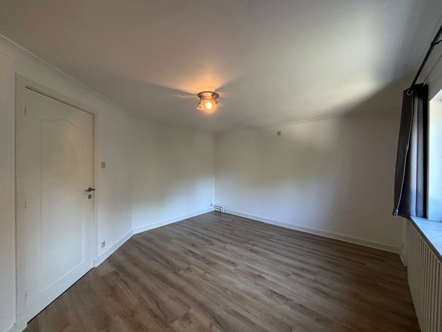 Instapklare duplex met 3 slpk. &amp; ruim terras (100 m&#178;) in hartje Neerpelt 