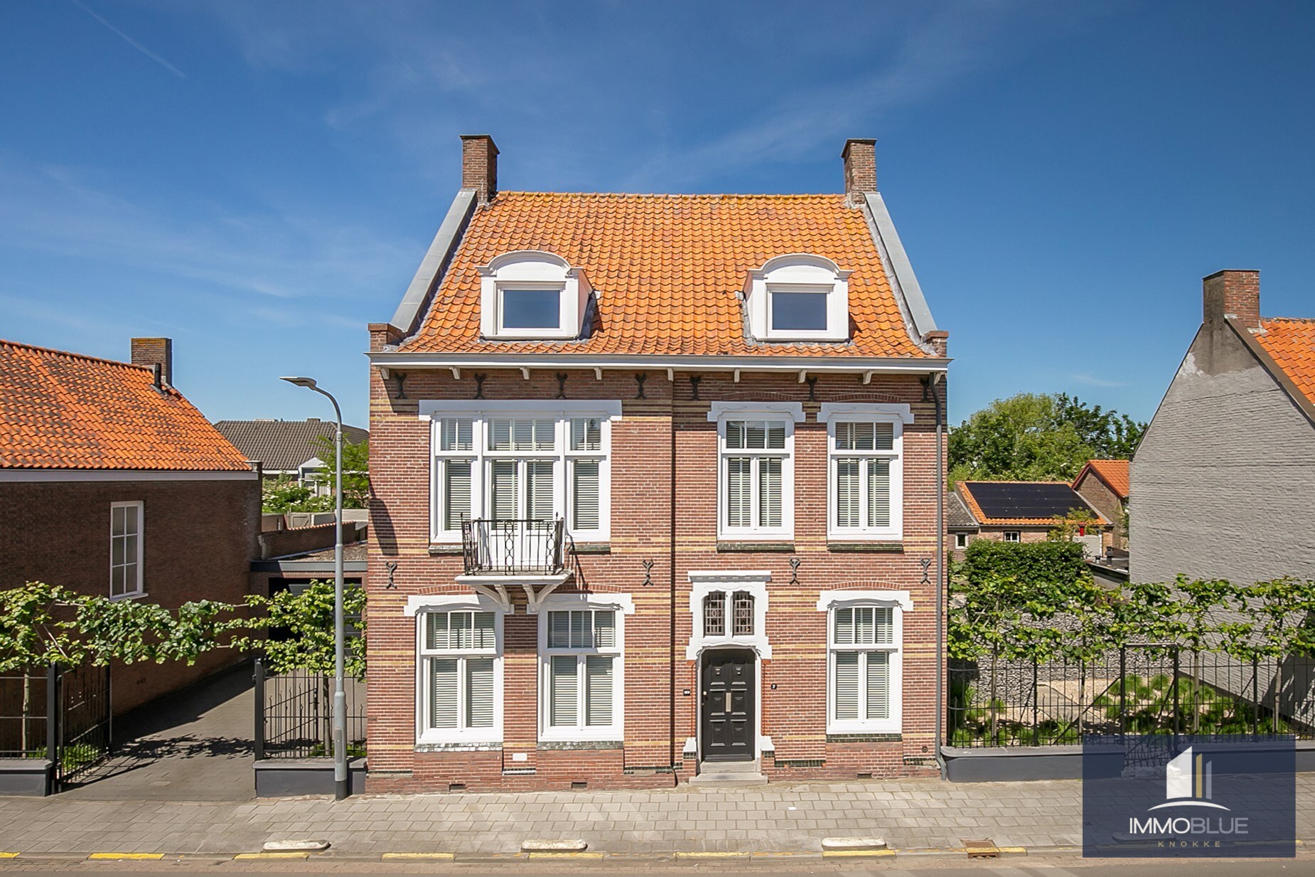 Maison de ma&#238;tre exclusive et &#233;l&#233;gante avec de grands espaces de vie. 
