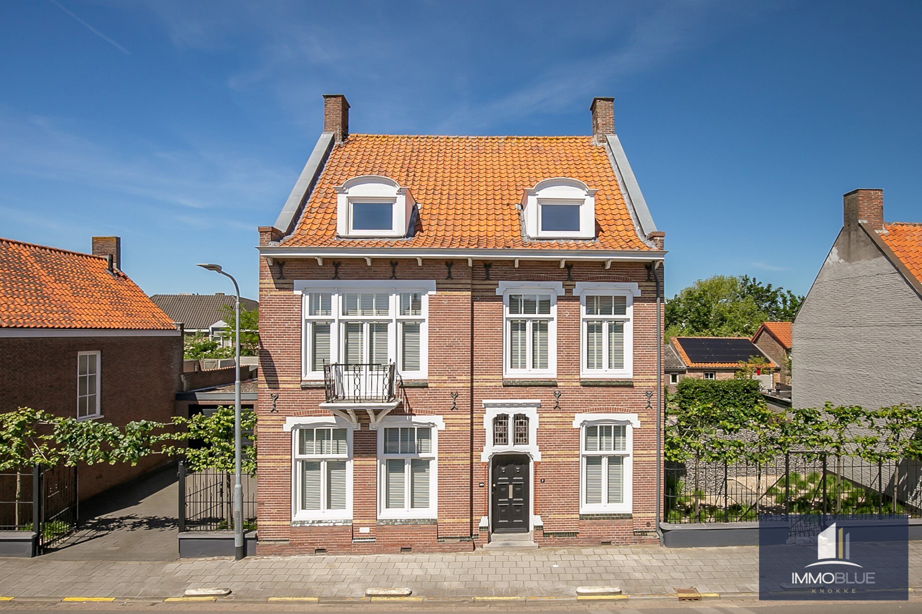 Exclusief stijlvol  herenhuis met ruime leefruimtes. 