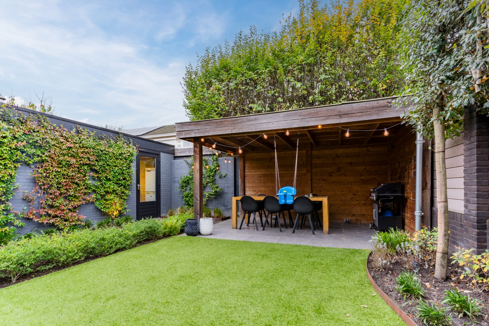 Moderne tweekapper met garage / berging, tuin en tuinkamer gelegen in een rustige kindvriendelijke  woonomgeving. Energielabel B. 