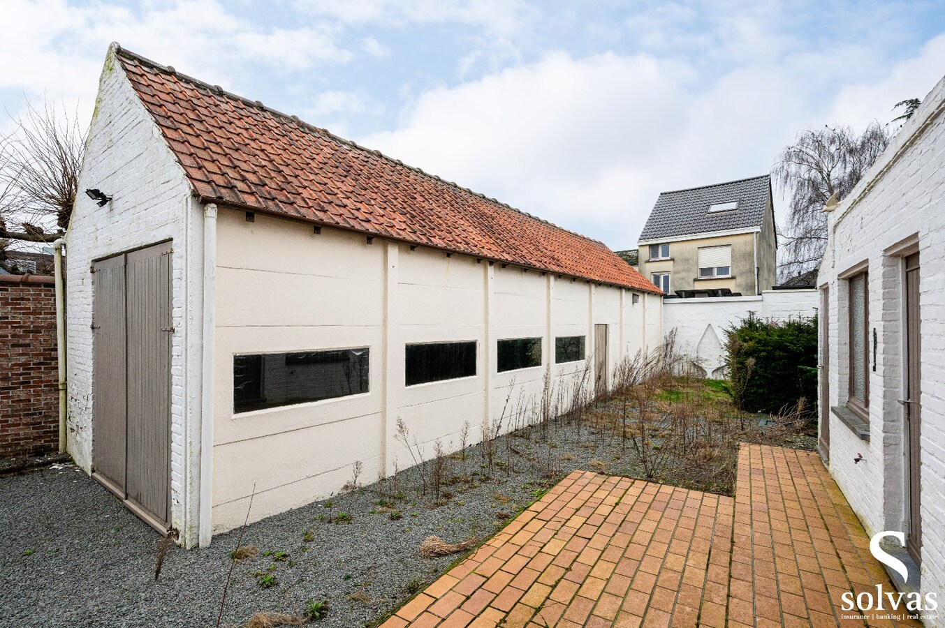 Ruime woning met loods op rustige ligging 