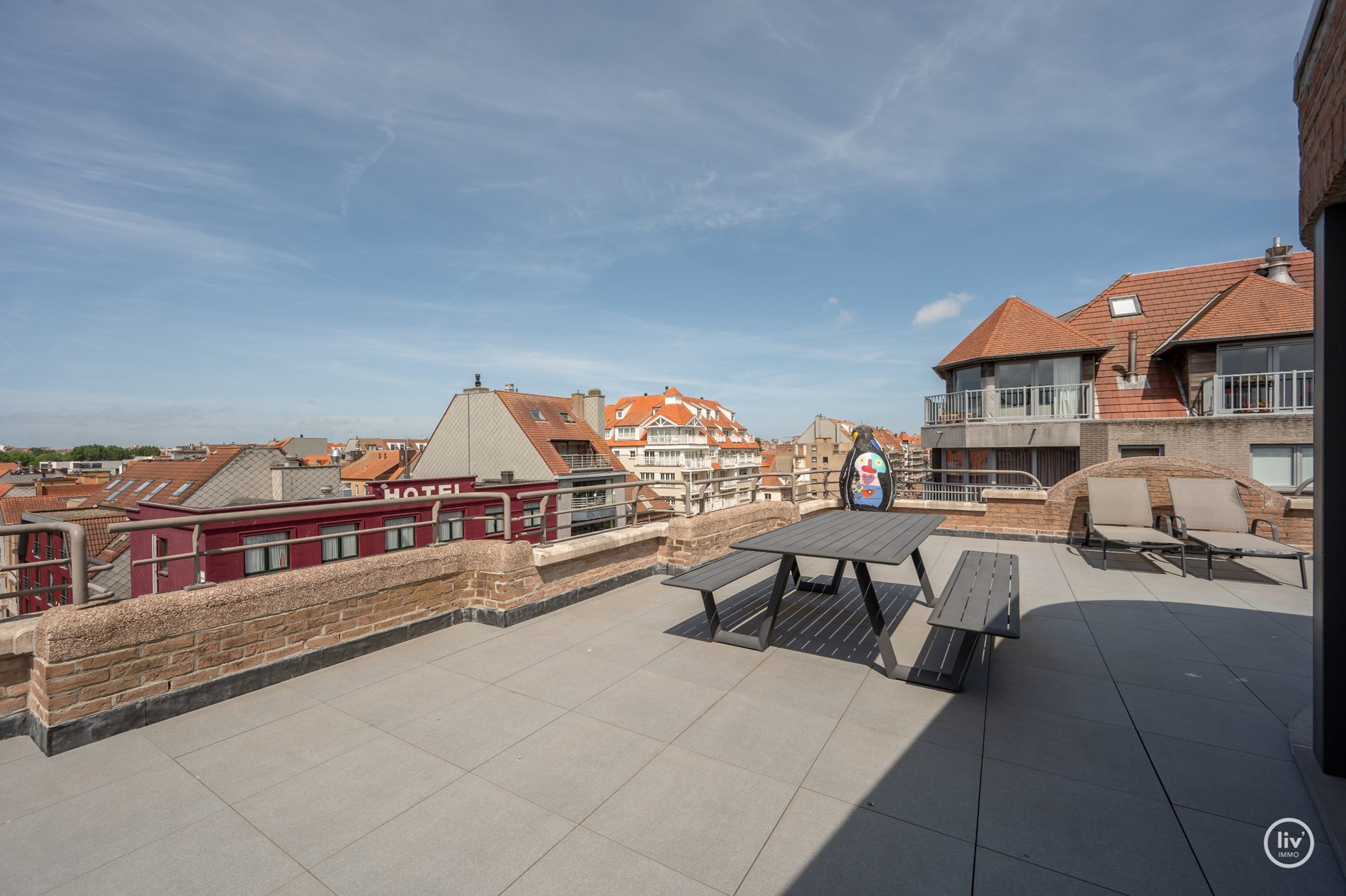 “Unieke Penthouse (1992) te koop op een toplocatie in Knokke –3 -kamerappartement met uitzonderlijke zonneterrassen van meer dan +/- 200m2 . 