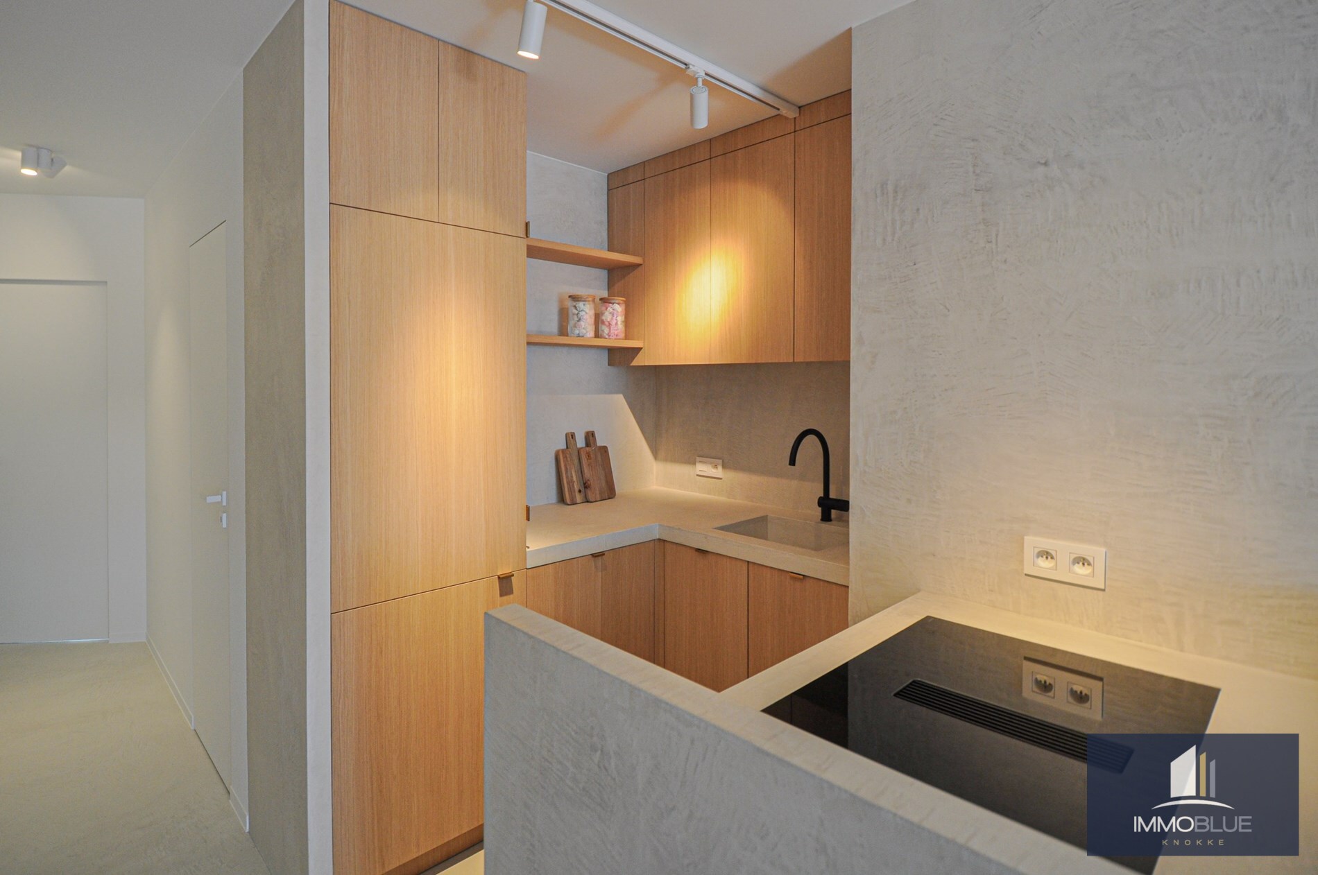 Appartement enti&#232;rement r&#233;nov&#233; avec une grande terrasse ensoleill&#233;e. 