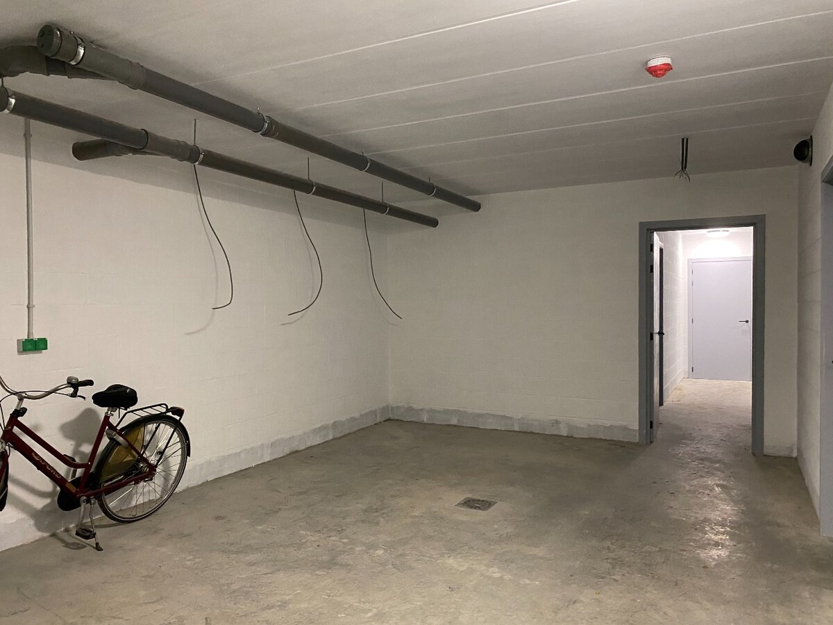 Luxueus nieuwbouw villa-appartement  van 168 m&#178; met 3 slaapkamers + ondergrondse garage en kelder in kleine residentie 
