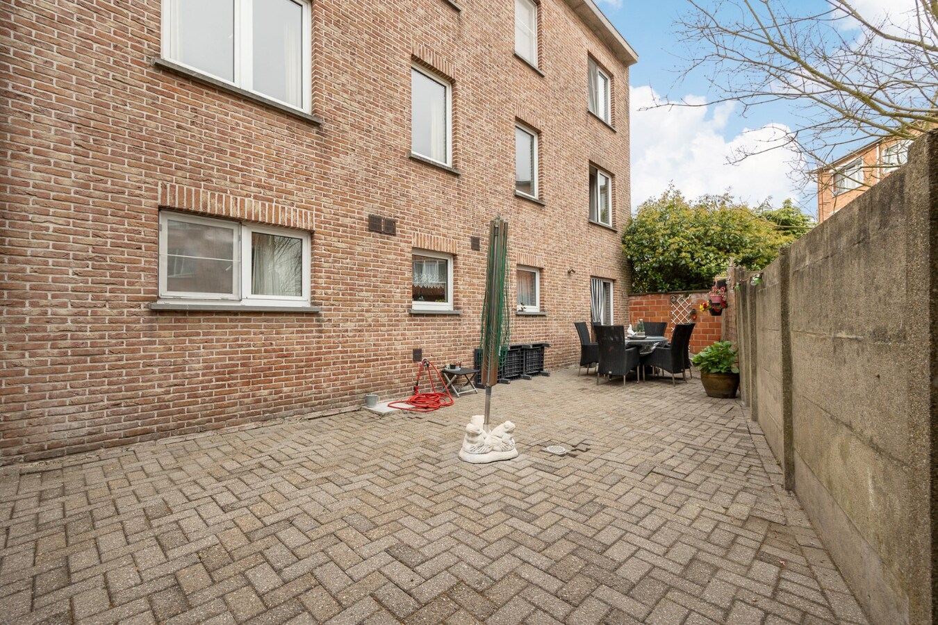 Opbrengsteigendom met 5 appartementen en 3 garages 