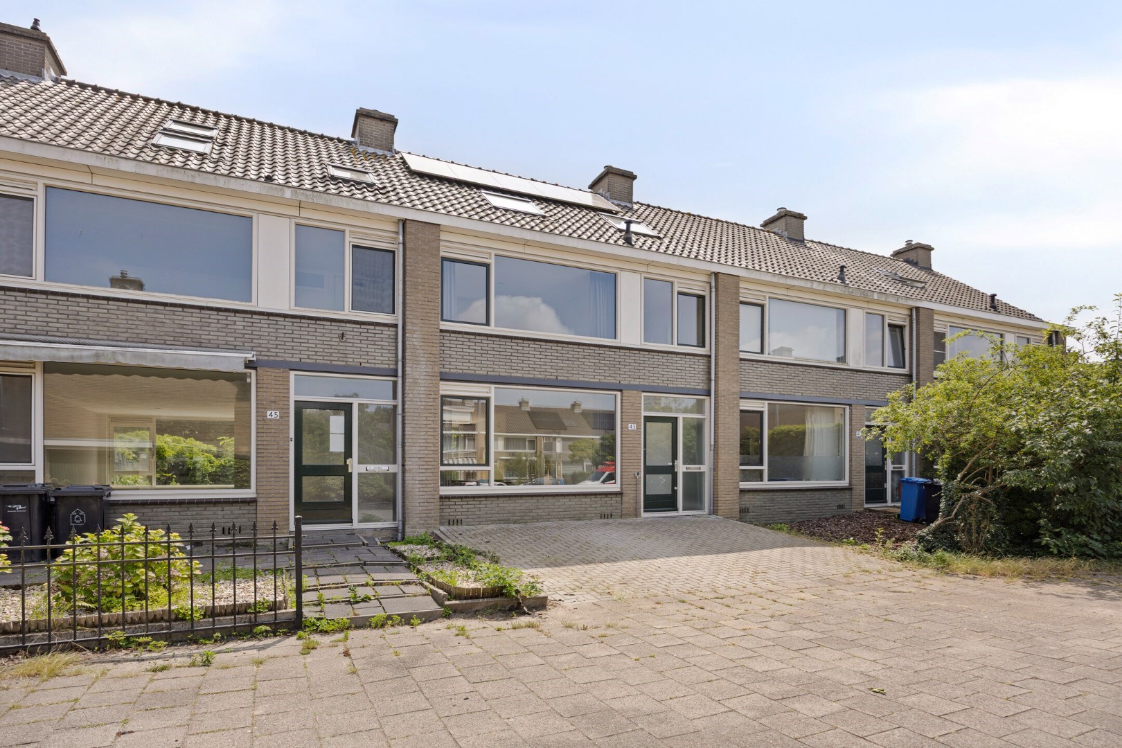 Ruime eengezinswoning met 5 kamers op eigen grond, 11 zonnepanelen en een centrale ligging in de wijk Ommoord. 