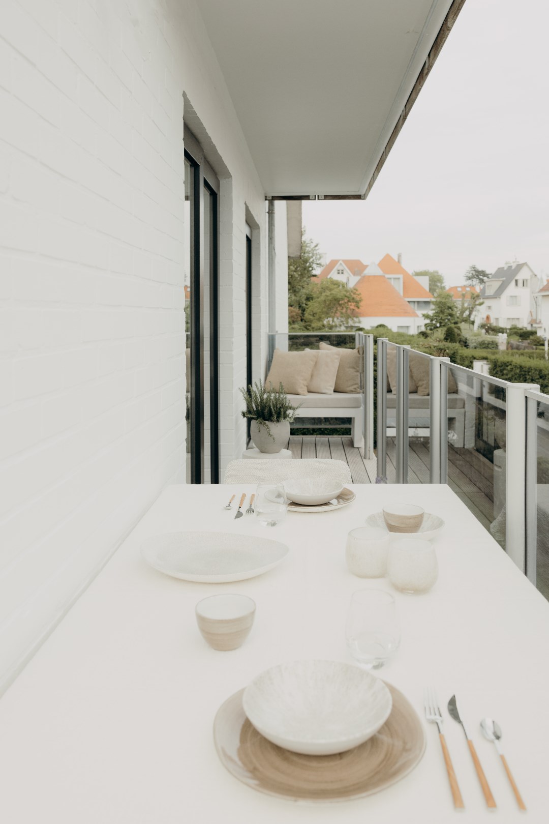 Prachtig vernieuwd appartement (130m&#178;) met 3 volwaardige slaapkamers op 500meter van het strand te Duinbergen. 