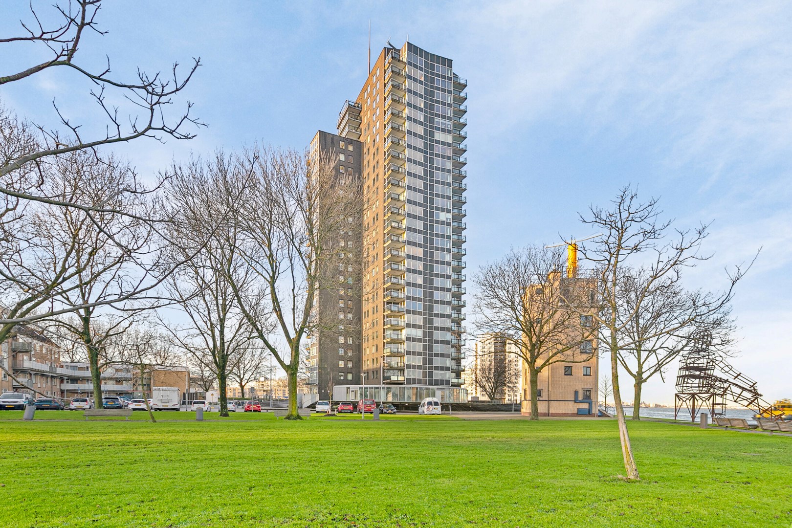 Op de 15e verdieping gelegen 3-kamer appartement met geweldig uitzicht over Rotterdam en een eigen priv&#233; parkeerplaats in de ondergrondse garage! 