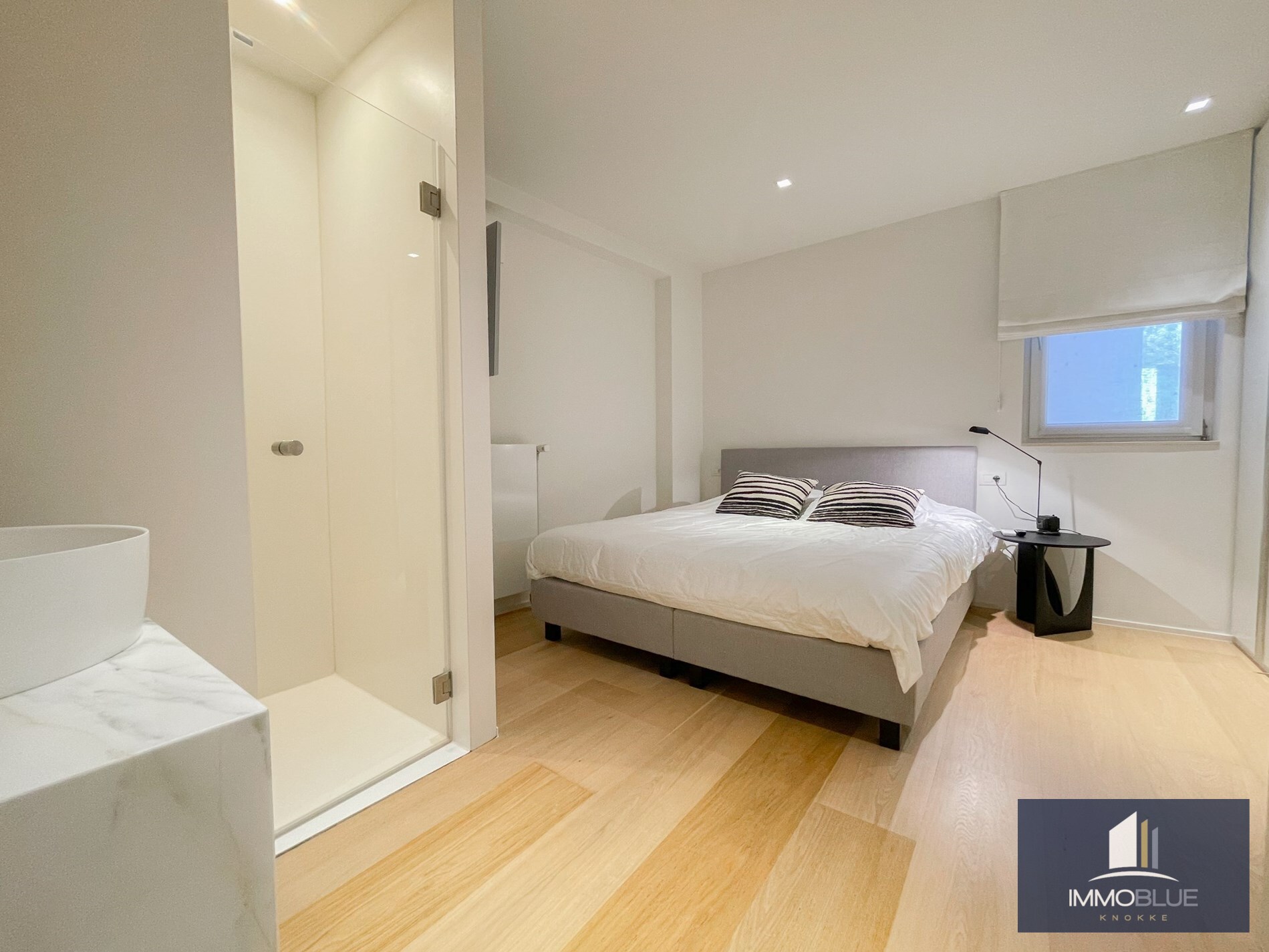 Appartement lumineux avec vue lat&#233;rale sur la mer, fini avec des mat&#233;riaux de qualit&#233; et avec une terrasse spacieuse orient&#233;e sud-ouest, situ&#233; entre la place Albert et la place du Triagle. 
