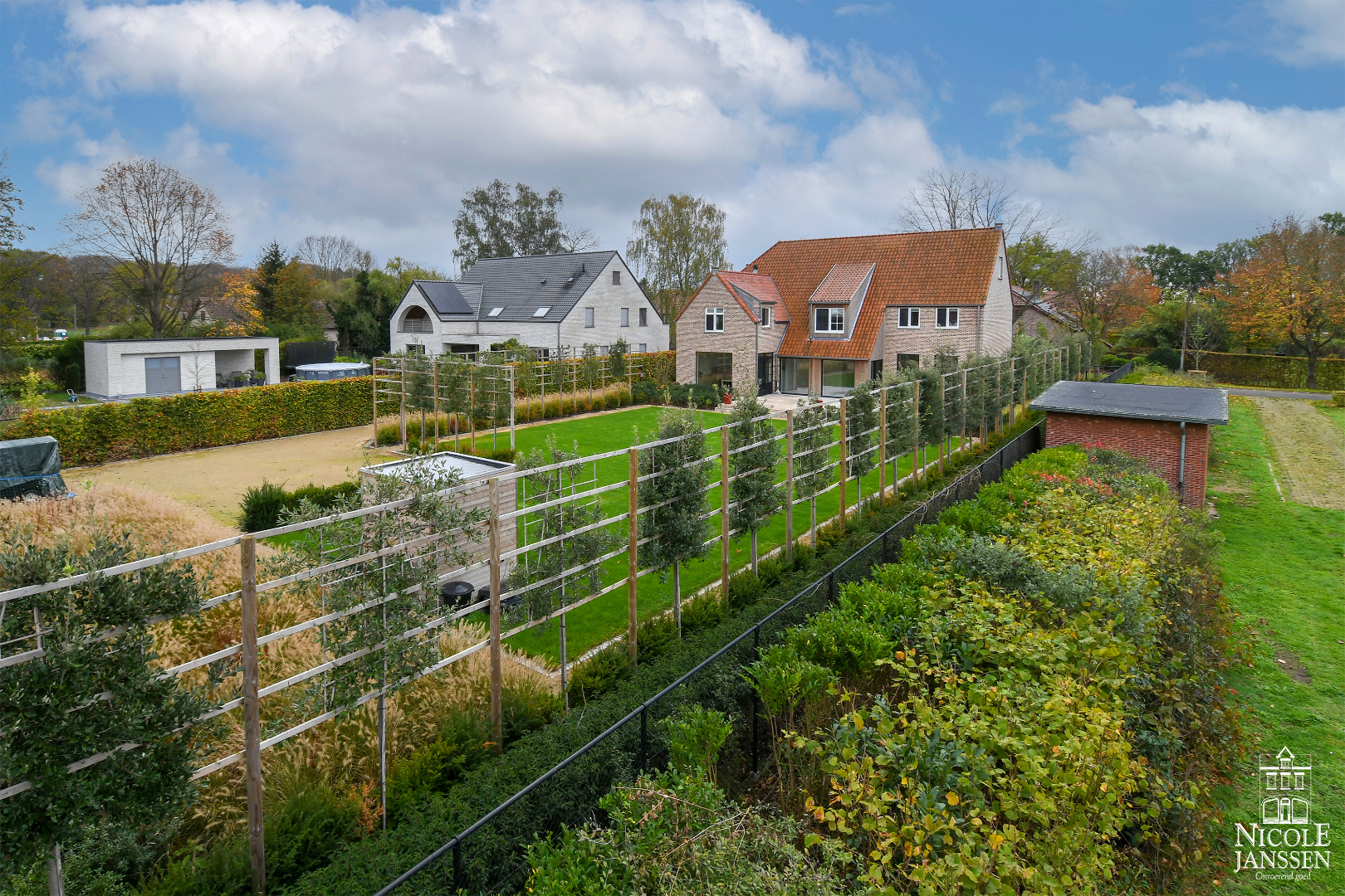 Schitterend landhuis in pastoriestijl met prachtige tuin op een rustige locatie 