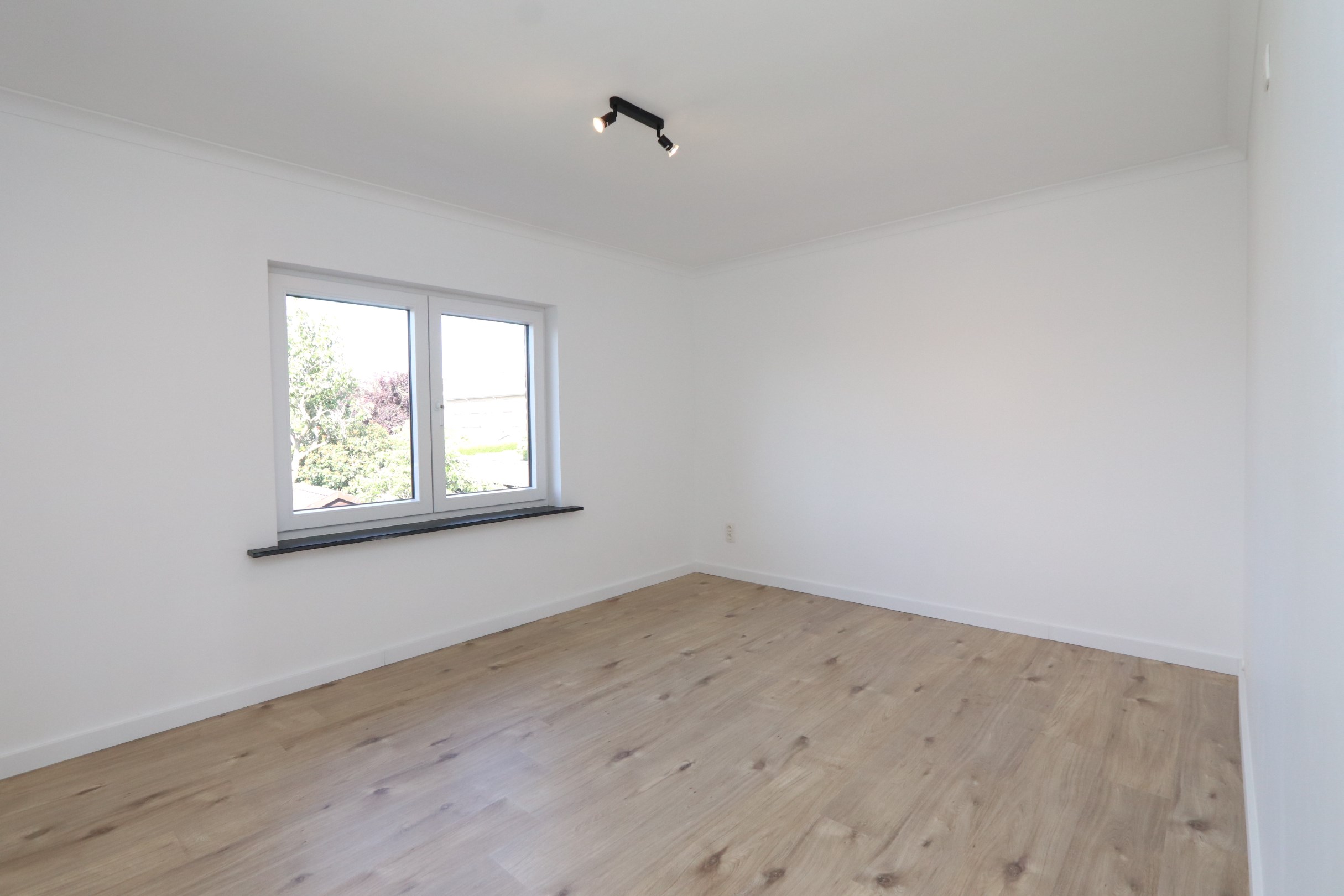 GERENOVEERDE WONING MET 3 SLAAPKAMERS EN TUIN 