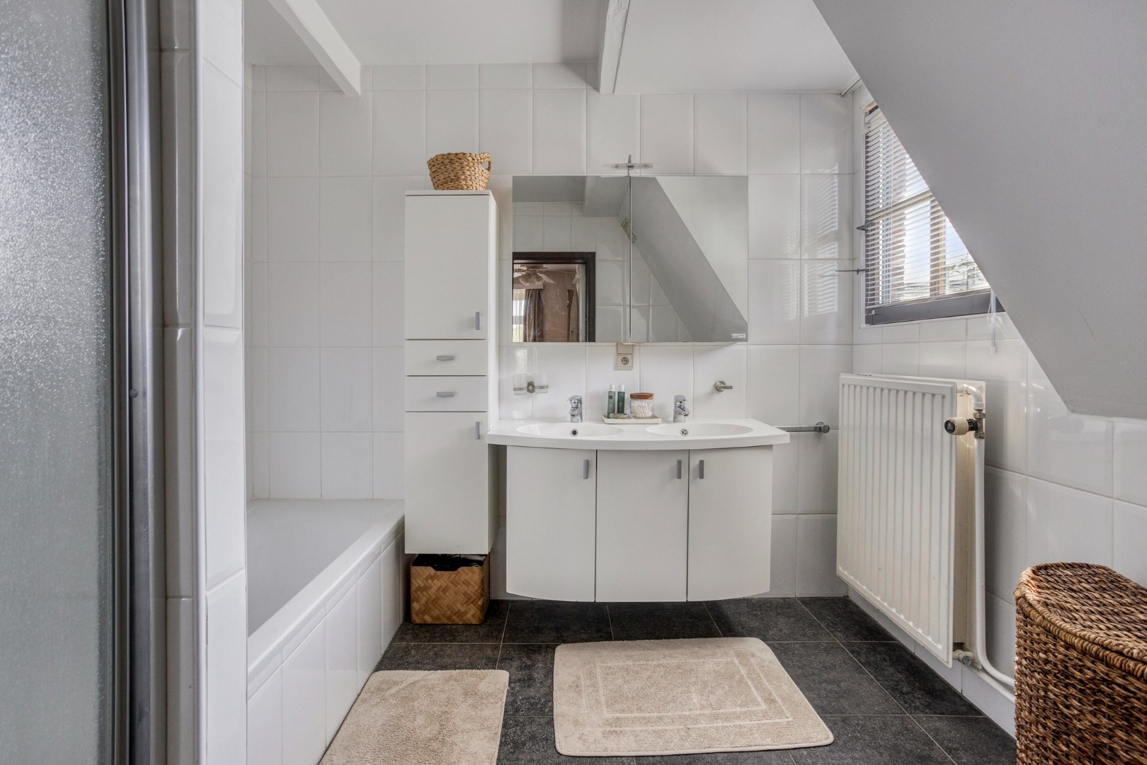 Rustig gelegen open bebouwing met 5 slaapkamers, 3 badkamers, dubbele garage en zonnige tuin in Tervuren – EPC 201 kWh/m&#178; – bewoonbare oppervlakte 339 m&#178; 