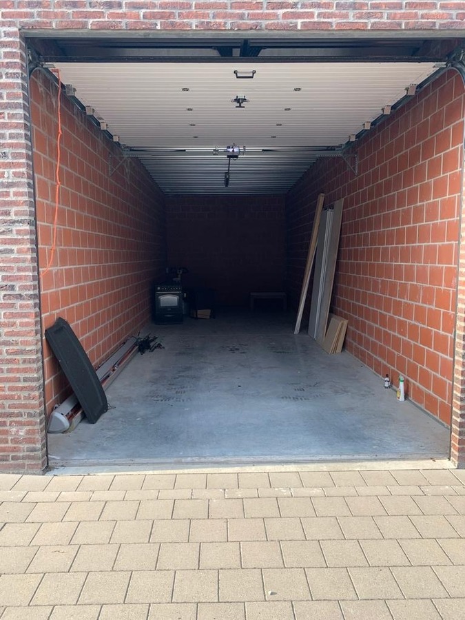 Ruime garage te huur te Roeselare 