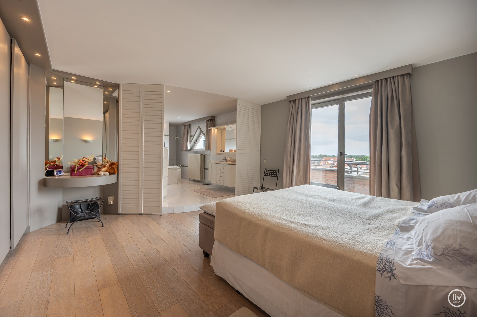 “Unieke Penthouse (1992) te koop op een toplocatie in Knokke –3 -kamerappartement met uitzonderlijke zonneterrassen van meer dan +/- 200m2 . 