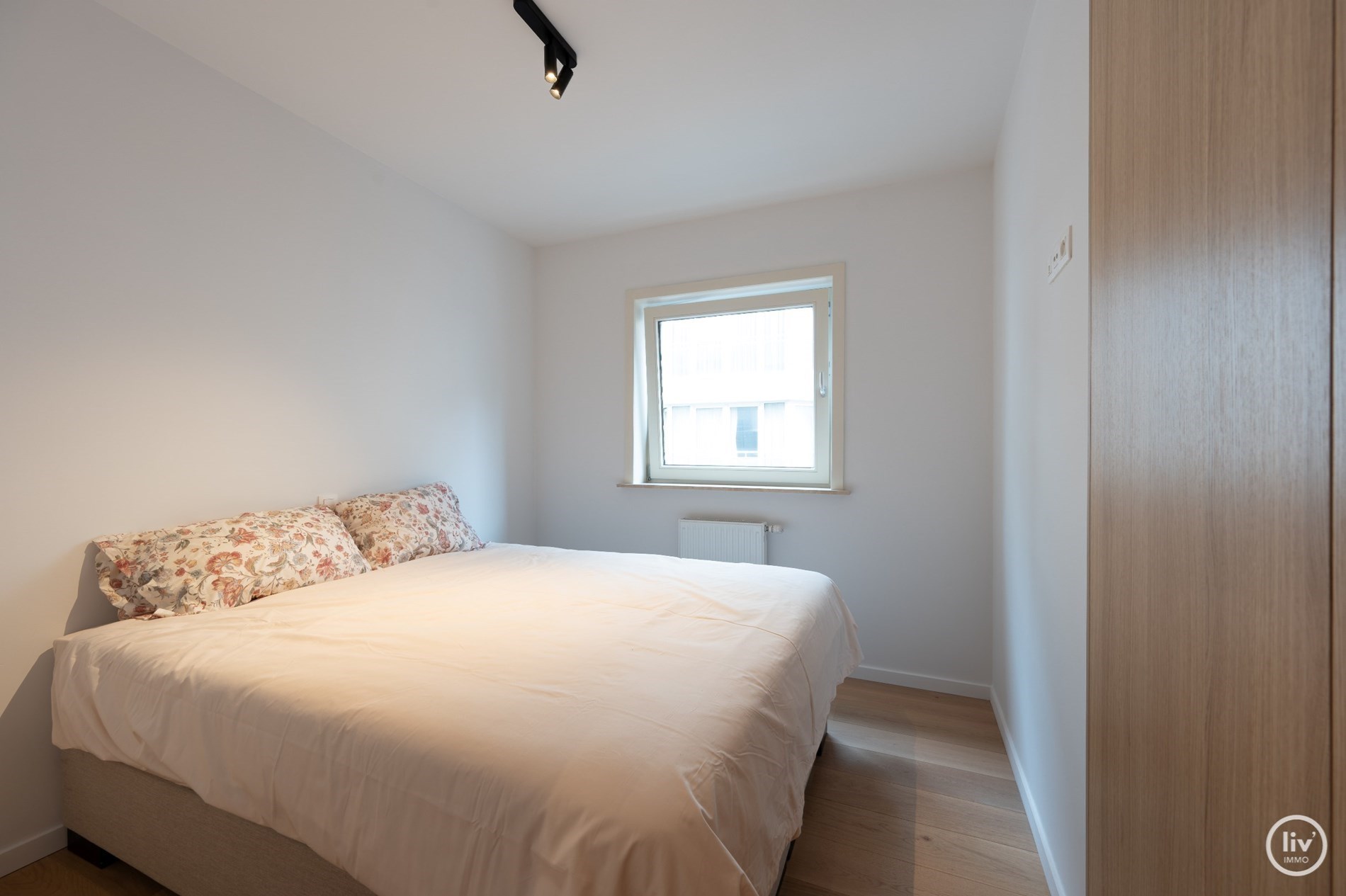 Magnifiek gerenoveerd 2 slaapkamer appartement gelegen in de zijstraat van de Lippenslaan. / 