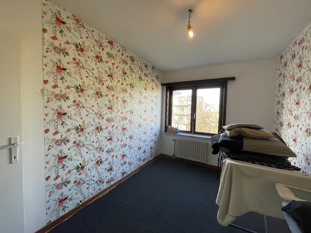 Te renoveren twee-slaapkamerappartement met prachtig zicht en autostaanplaats te Roeselare 
