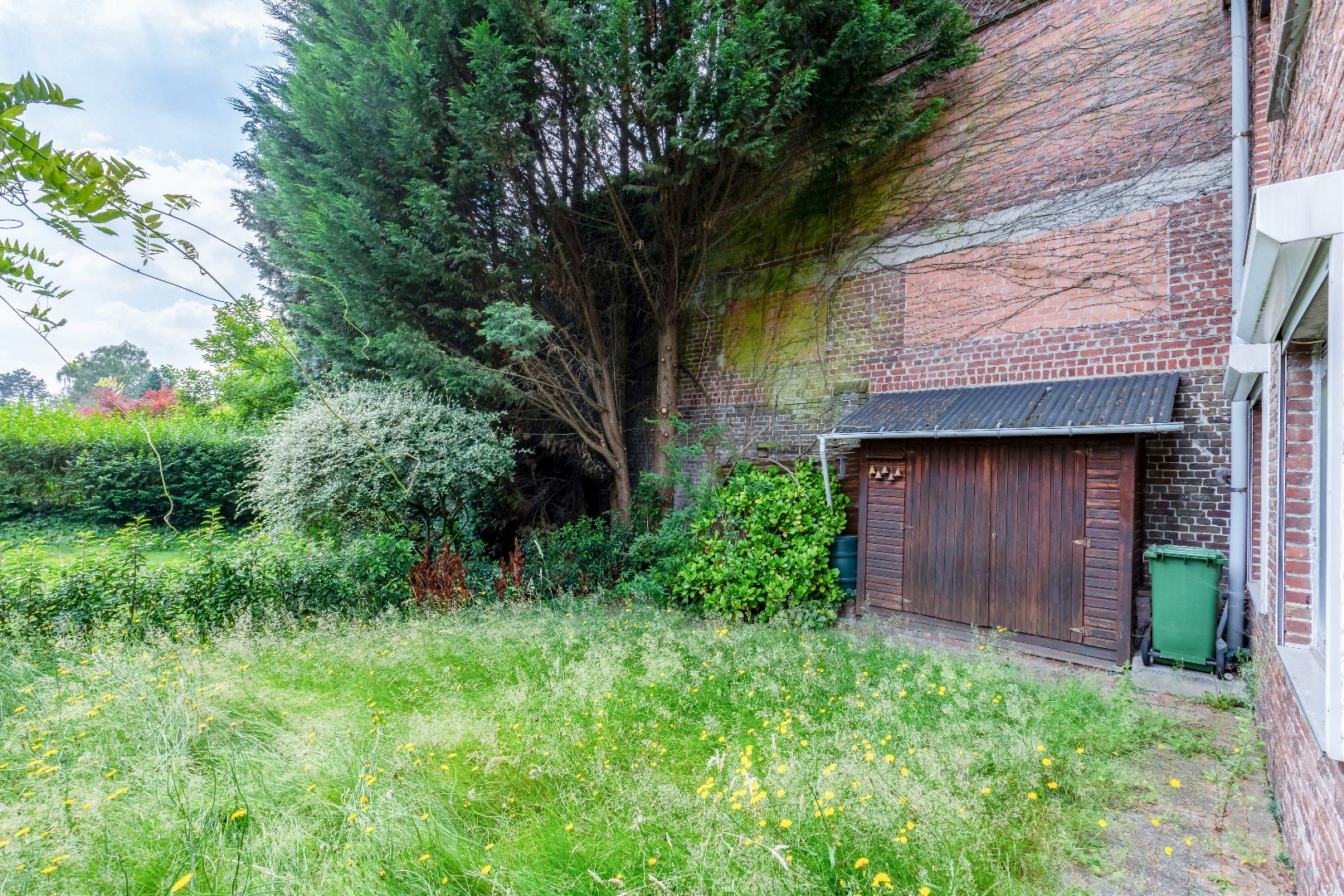 Architecturaal sterke woning met praktijkruimte en tuin 