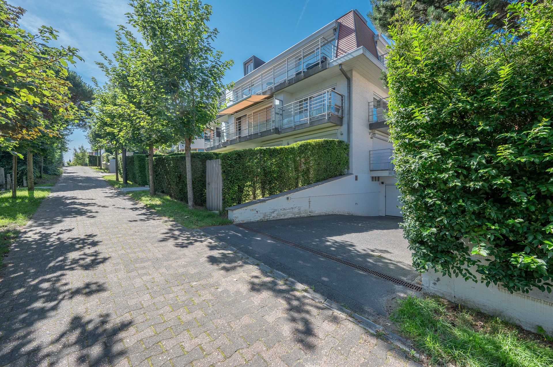 Magnifique appartement d&#39;angle r&#233;nov&#233; situ&#233; au premier &#233;tage dans le Cottagepad &#224; Knokke-Het Zoute. 