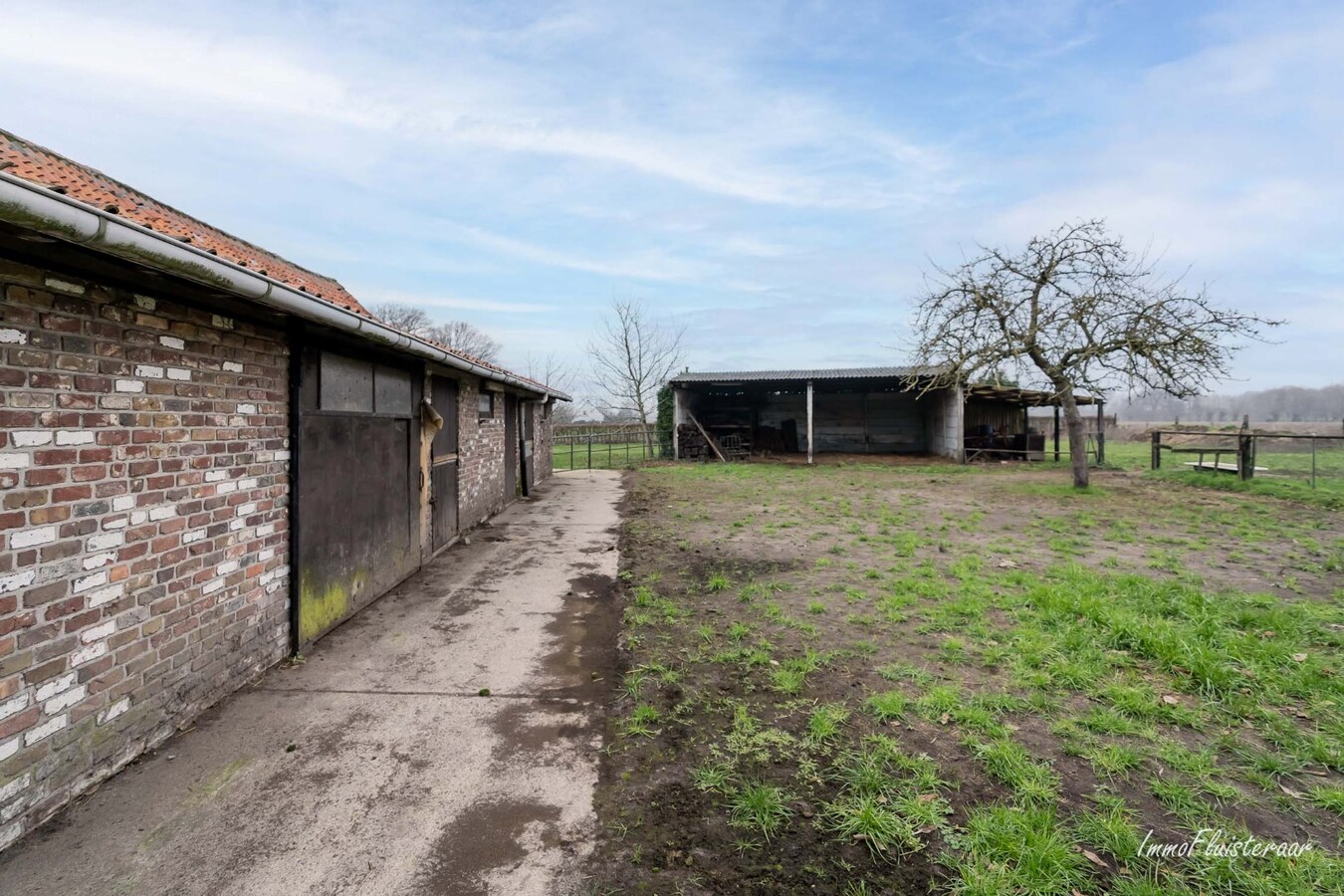 Hoeve met landelijk, weids zicht en naastliggende bouwgrond. 