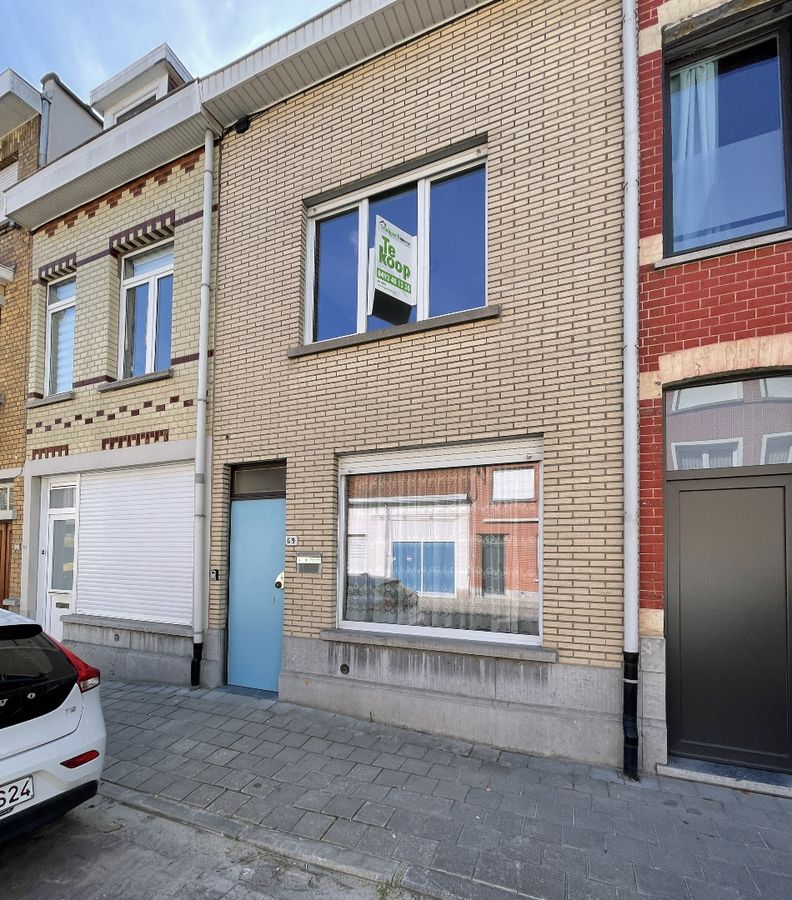 Te renoveren woning met 2 slaapkamers en koer in centrum Roeselare 