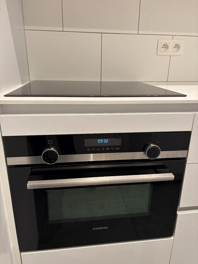 Instapklaar handelsgelijksvloers 90 m&#178; met ruim terras  in het centrum Sint-Antonius naast Bpost. 