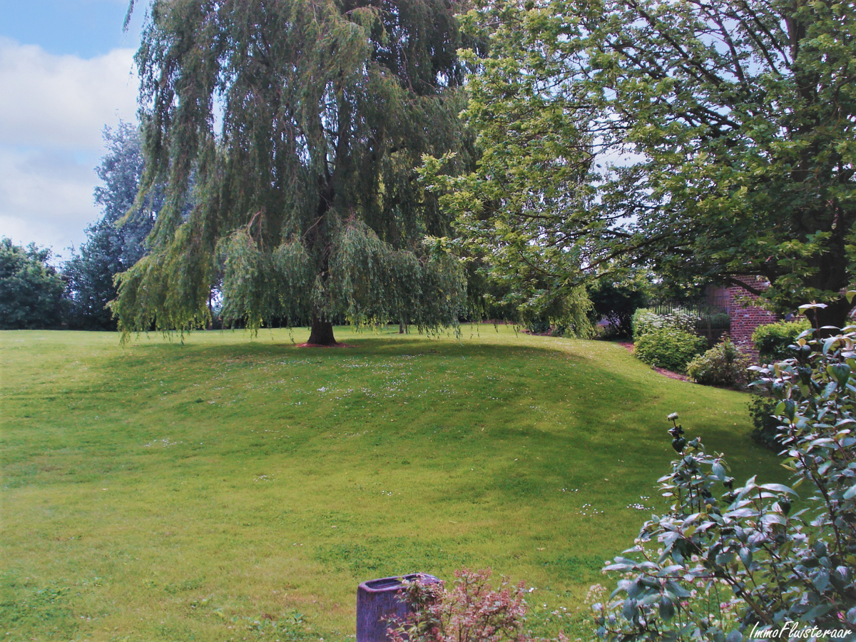 Magnifique propri&#233;t&#233; avec grande habitation, &#233;curies, salle polyvalente, terrain &#224; b&#226;tir et prairies sur environ 1,67ha &#224; Ellezelles (Hainaut) 