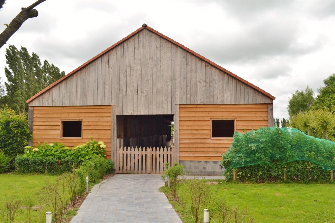 Charmante &#233;&#233;ngezinswoning met stallen en buitenpiste op ca. 5340M&#178; te Maldegem 