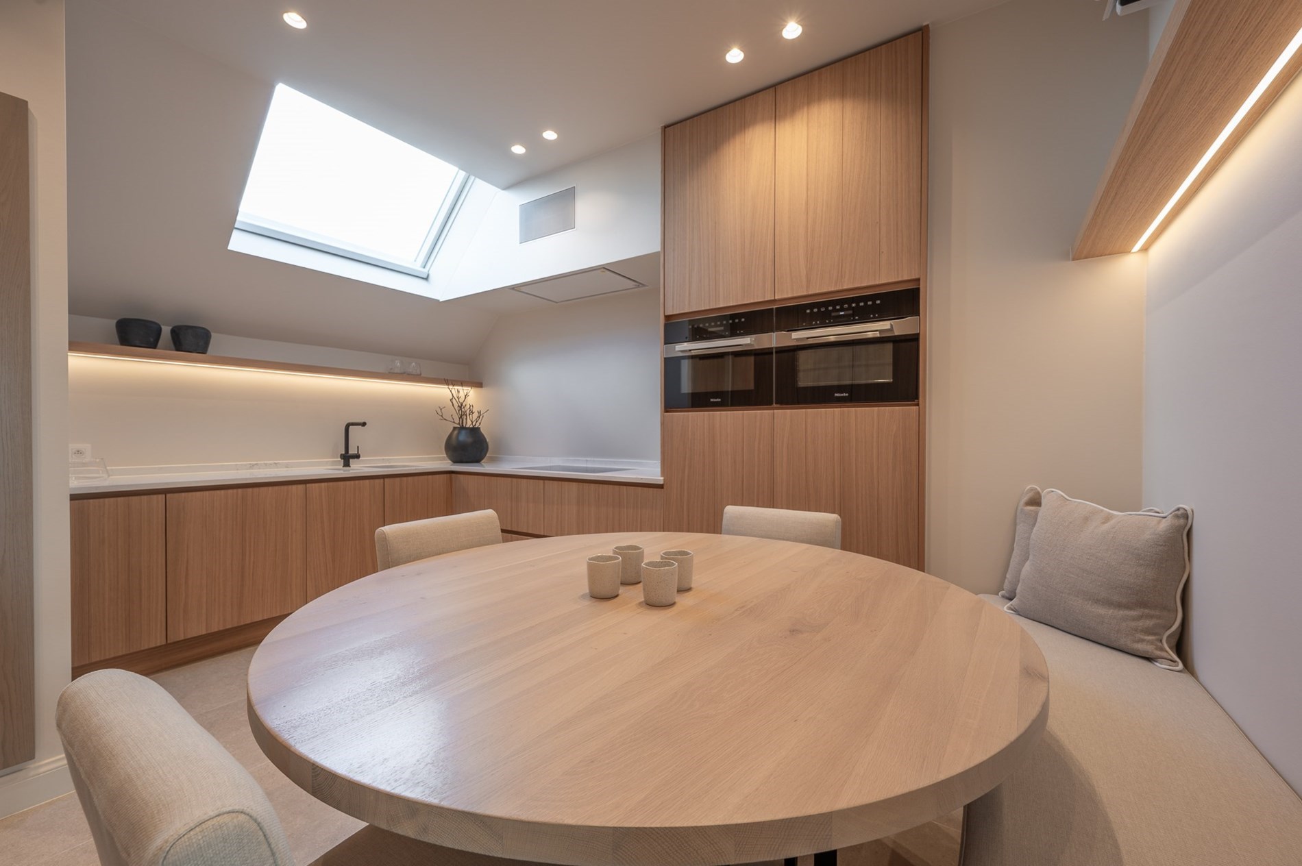 Nieuwbouw duplex appartement met prachtige zichten op de minigolf en zijdelings zeezicht gelegen vlakbij de Kustlaan te Knokke. 