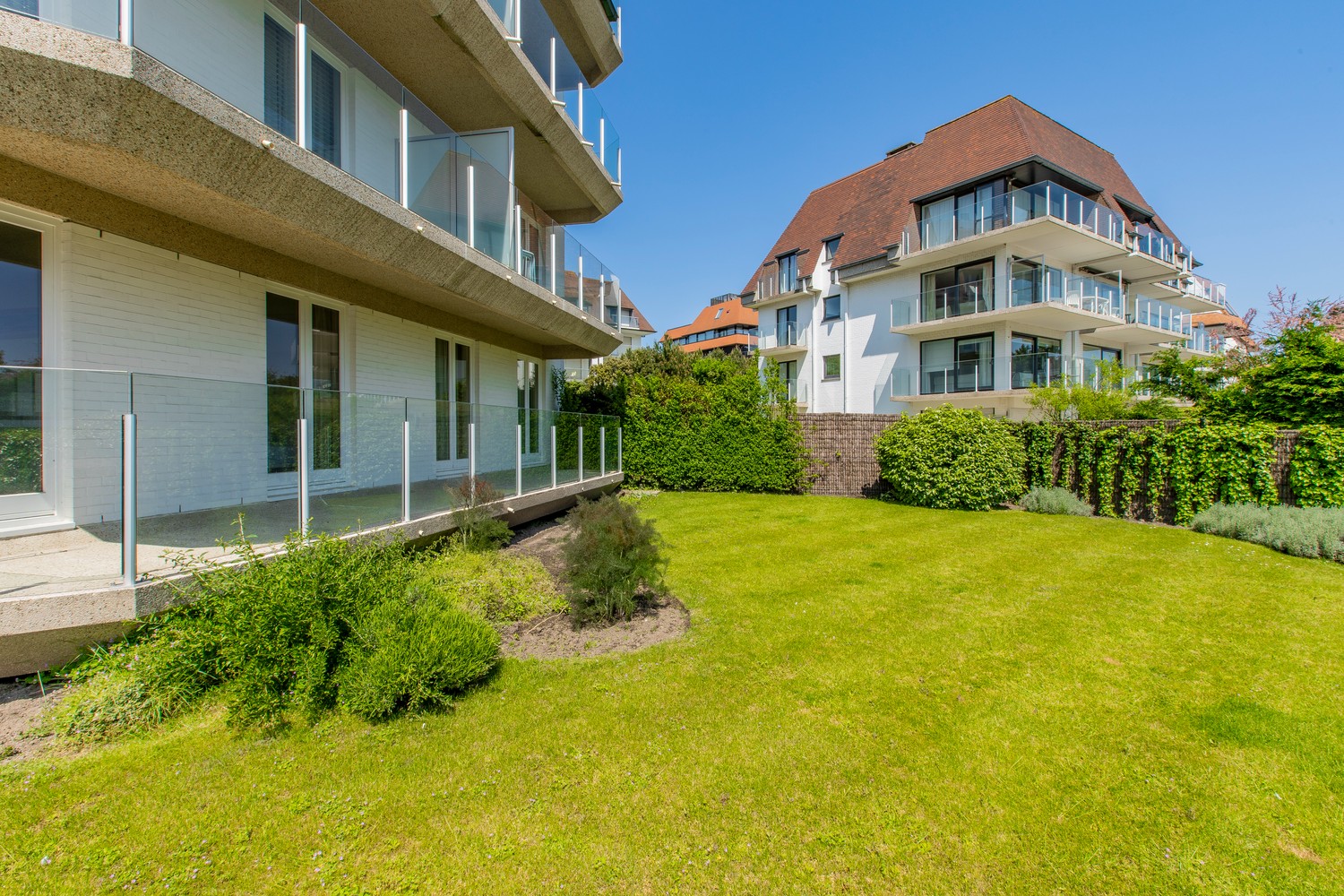 Appartement d&#39;angle lumineux de plus de 180m2, situ&#233; au calme dans une r&#233;sidence villa &#224; quelques pas de la digue plage Albert et du Royal Zoute Tennis Club, &#224; hauteur de la Wandeldijk dans le Zoute. 